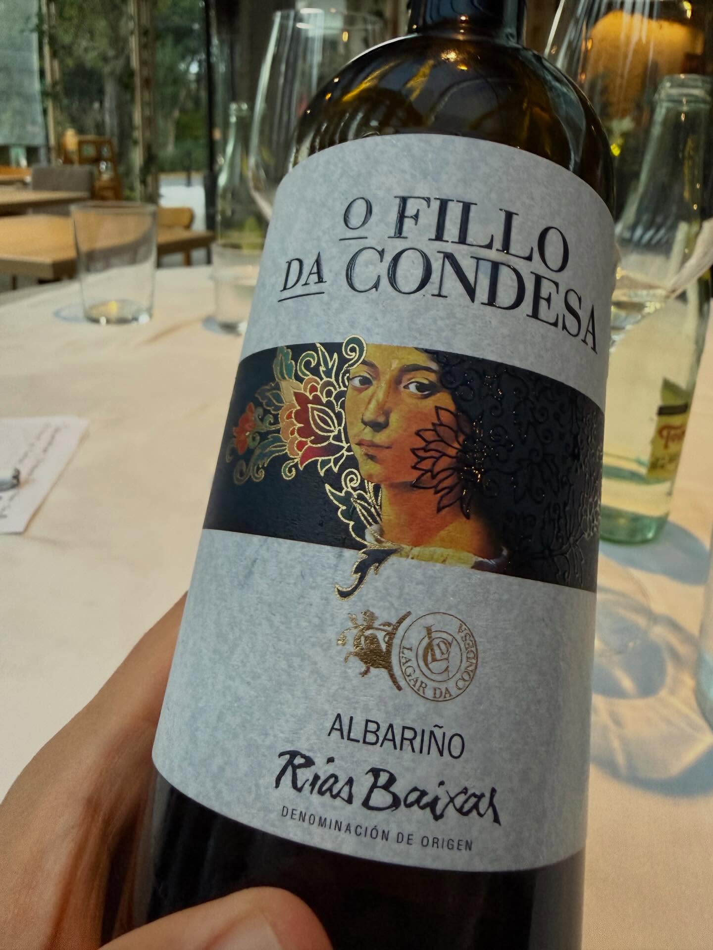 O fillo da condesa 2023.
🇪🇸 D.O. Rías Baixas, España.
🍇 Albariño.
🏺6 meses sobre lías
#winerd #winote #albariño #riasbaixas #familiagil lias españa whitewine vinoblanco winestagram winelover instawine winetasting wine catavino wineporn winetime winegeek wineinfluencer wineoclock cheers sommelier
