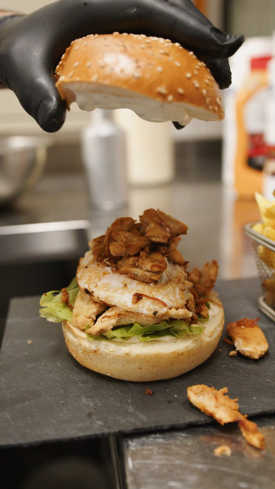 🥋🍔 Action auf dem Teller!
Unser Monatsburger im Januar heisst Jackie Chan – und der Name ist Programm.
Er besteht aus saftigem Chicken Teriyaki, feiner Karotten-Julienne, einem Ei on top und zum Abschluss einer cremigen Sour Cream. 😌🔥
Nur im Januar im NewYorkCafe.
#Monatsburger #JackieChanBurger #NewYorkCafe #ChickenTeriyaki #BurgerLove #ReinachEats