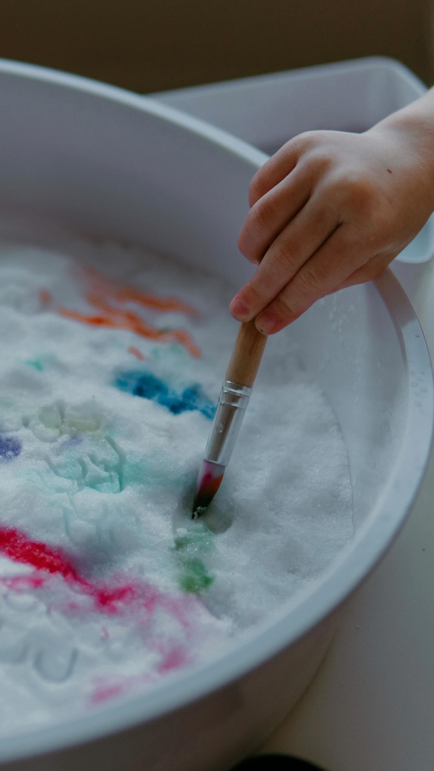 ✨ Wintertip voor thuis ✨
Er ligt deze dagen zóveel sneeuw ❄️
Maar eerlijk? De hele dag naar buiten heb ik ook niet altijd zin.
Dit was hier een groot succes 👇
Leg verse sneeuw in een playtray,
zet er wat waterverf en een kwastje bij
en laat je kind zijn gang gaan.
Wij pakten Peppa en George er ook nog bij
(gewoon uit de Duplo-bak).
Resultaat: 1,5 uur geconcentreerd speelplezier 🙌
Sla op voor de volgende sneeuwstorm! 🤗