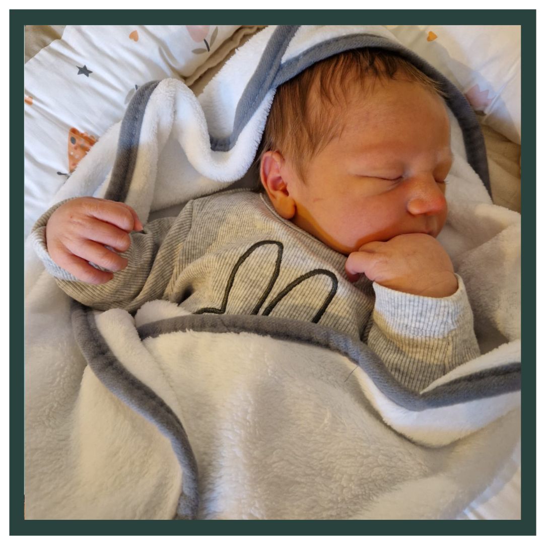 WELKOM BORIS! 💙
Dit knappe kereltje is Boris! Boris woog 3790 gram. Hij werd bij 40+2 geboren op 29-12-2025, om 23:19 uur, mooi tussen alle feestdagen in!
Na een nacht en dag lang rommelen zette het 's avonds dan eindelijk door! 💪 Om 19:00u belde Marlou naar Milan om te laten weten dat ze regelmatige weeën en gebroken vliezen had. Vanwege de dienstoverdracht belde Milan naar Joyce, die direct in de auto stapte naar Marlou & Alexander. 🚗 Bij aankomst ving Marlou de weeën nog heel knap op, maar voelde ze al wel af en toe wat druk. We verplaatsten van de bank naar de slaapkamer voor de controles, waar bleek dat Marlou al 6 centimeter ontsluiting had! Dat lange voorwerk was dus zeker niet voor niets geweest! Marlou besloot dat ze niet meer in de auto wilde stappen, dus zette Joyce & Alexander alles klaar voor een thuisbevalling. Marlou zat er doorheen. Om het laatste stukje een extra zetje te geven, besloten we in overleg om de vliezen te breken (die bleken toch nog niet helemaal gebroken te zijn🤭). Na het breken van de vliezen ging het inderdaad heel vlot, want een uurtje later konden we al starten met persen. Helaas had Boris niet zo'n haast om geboren te worden. Marlou deed het onwijs knap en Boris vond het allemaal prima, wat ons de ruimte gaf om allerlei houdingen te proberen; liggend, op handen en knieën en op de baarkruk. Na 2 uur keihard werken was het dan eindelijk zover! Een lief klein kereltje werd geboren en bij mama op haar borst gelegd. Hij huilde even kort en begon daarna allemaal gezellige kletsgeluidjes te maken. 🥰
Lieve Marlou, wat heb je dit onwijs knap gedaan! En Alexander, wat een steun ben jij geweest! Een topteam zijn jullie samen! Boris boft met jullie als zijn papa en mama! We wensen jullie heel veel geluk samen! Veel liefs! Team LEV. 🤍
#babyboy #bevalling #geboorte #verloskundige #thuisbevalling #welkomkleintje #liefdevol #vertrouwd