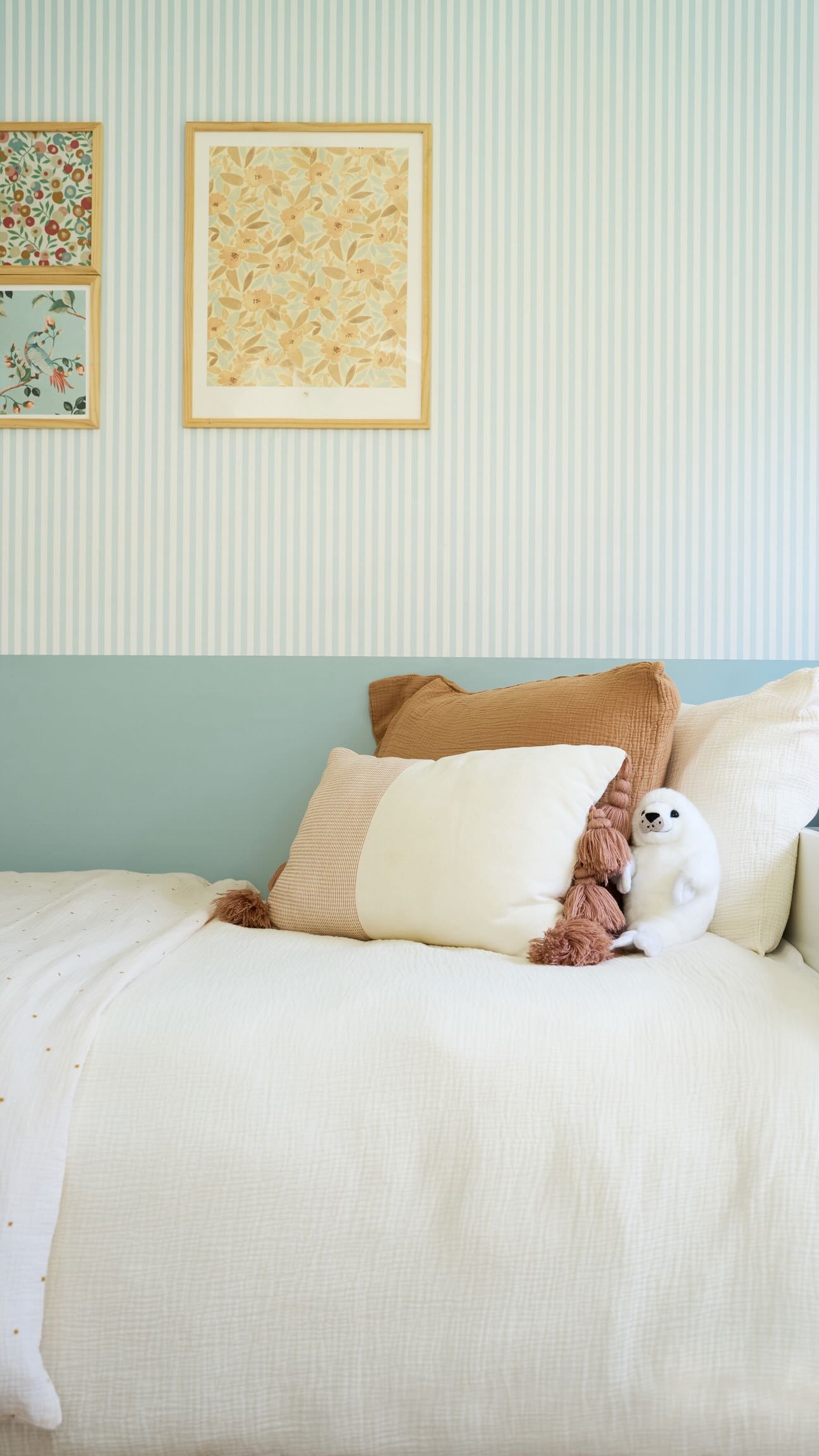 A day of colors, care, and community 🎨💛.
Since 2023, we have enrolled as volonteers to take part in the renovation of a house in Lille, supporting a local association, @lamaisondemartheetmarie that welcomes mum to be who need a safe place to live and a real community to surround them for their baby arrival.
For us, interior design is more than creating beautiful spaces — it’s about bringing comfort, dignity, and warmth where it’s most needed. Every semester, we move on refreshing new rooms of the house, with the sponsorship of @maison.janette and its beautiful paints and wallpapers, and the strong hands of different volunters team. This painting day with the team of Axa Marquette reminded us how fulfilling it is to put our passion and skills at the service of a good cause — and how every space has the potential to become a true sanctuary.
#peinture #paintday #lille #interiordesign