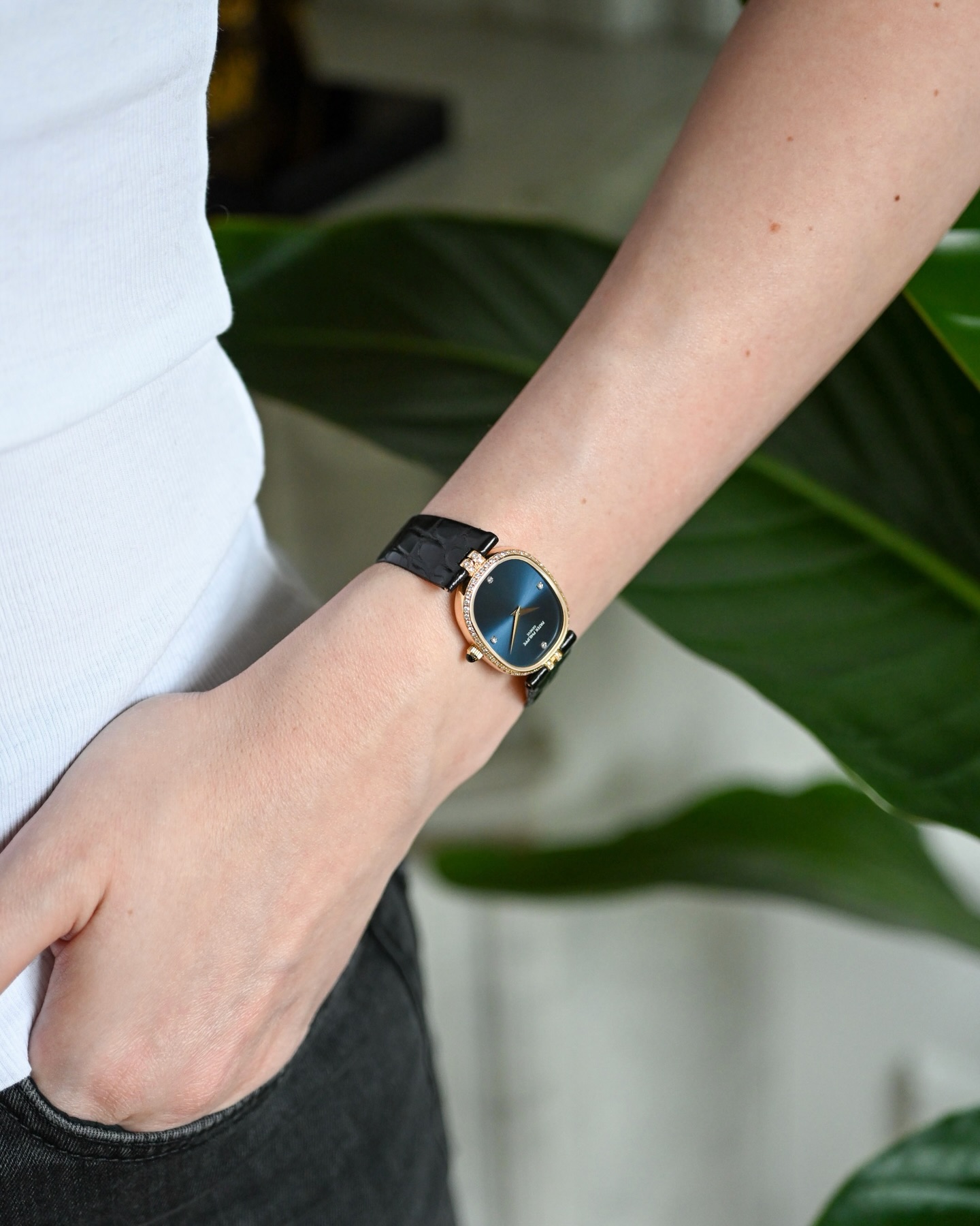 Sold. One of our all-time favorite references: a Patek Philippe Lady Ellipse in yellow gold, featuring a diamond-set bezel.
.
.
#patekphilippe #ladyellipse #ellipse