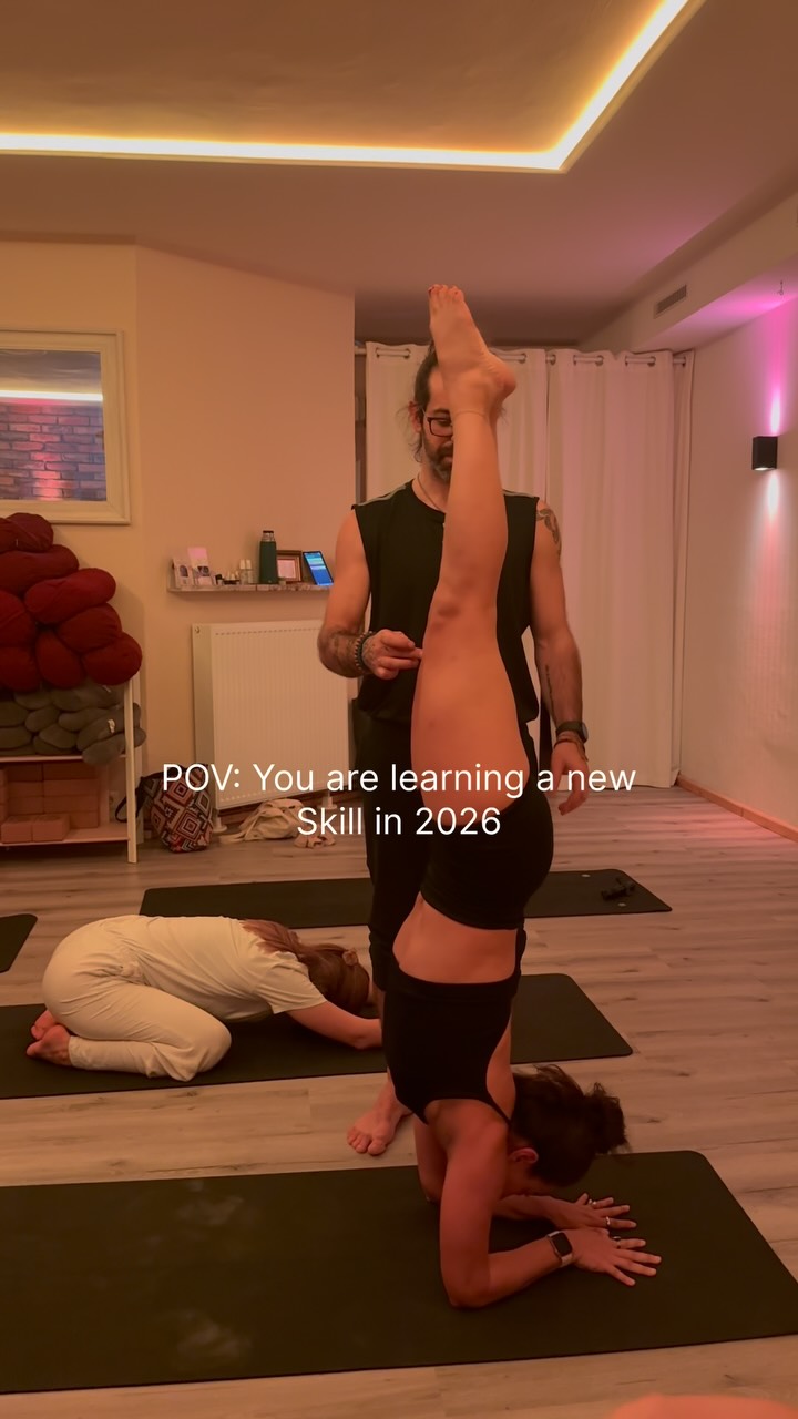 Deepen your practice. Trust your breath. See the world differently. 🤍
This month, we invite you to turn your perspective upside down gently, mindfully, and with intention.
Mindful Inversion Lab is not about chasing a pose, but about meeting yourself in unfamiliar spaces with patience, presence, and self-trust. 🙏
Through guided exploration, we’ll build strength, refine alignment, and cultivate the inner calm that allows inversions to feel safe, stable, and surprisingly freeing. Each flow is an invitation to listen to your body, move with awareness, and discover confidence where fear once lived.
Come as you are. Grow at your own pace. Let curiosity lead the way.
When? 18th January 2025
Where? Yogicescape Friedrichshain
With ? @federicosoggiaa
Sometimes, going upside down helps us land more deeply within. 😊
#inversions #yogastudioberlin #yogaberlin #yogicescape #ashtanga