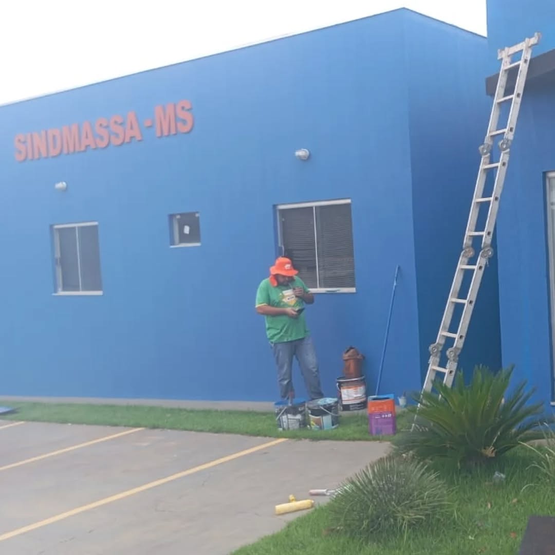Renovação, zelo pelo patrimônio e bem-estar da categoria.
2026 chegou trazendo novas cores e energias renovadas! ✨🏢
É com muito orgulho que apresentamos a nossa subsede em Rochedo, agora totalmente revitalizada.
Está "pintadinha", como carinhosamente vemos, está de cara nova, pronta para receber nossos filiados com o conforto e a dignidade que merecem.
Cuidar da nossa estrutura física é também uma forma de valorizar cada trabalhador que confia no SINDMASSA MS.
Esta renovação simboliza nosso compromisso contínuo: começar o ano organizando a casa para lutar ainda mais pelos seus direitos.
O SINDMASSA MS não para.
Estamos prontos para um ano de muitas conquistas.
#SINDMASSAMS #RochedoMS #Renovação #SedeNova #TrabalhadorValorizado SindicatoForte LutaSindical MatoGrossoDoSul BemEstar GestãoSéria