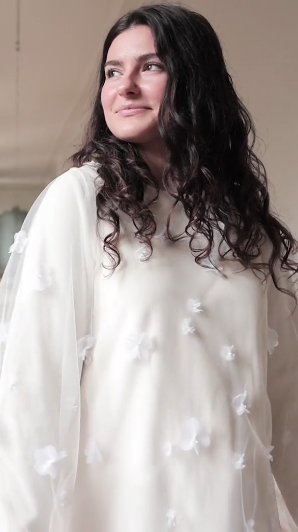 Kleid LAURA mit Tüllüberkleid ✨ Schlicht, elegant und zum Wohlfühlen 💛
Schmuck @vdesignlab ✨ Location @schlossreichenau 🏰
#yulidesign #brautkleid #überrock #tüllliebe #slowfashion #wandelbar #nachhaltigehochzeit #leihenstattkaufen #madeinswitzerland