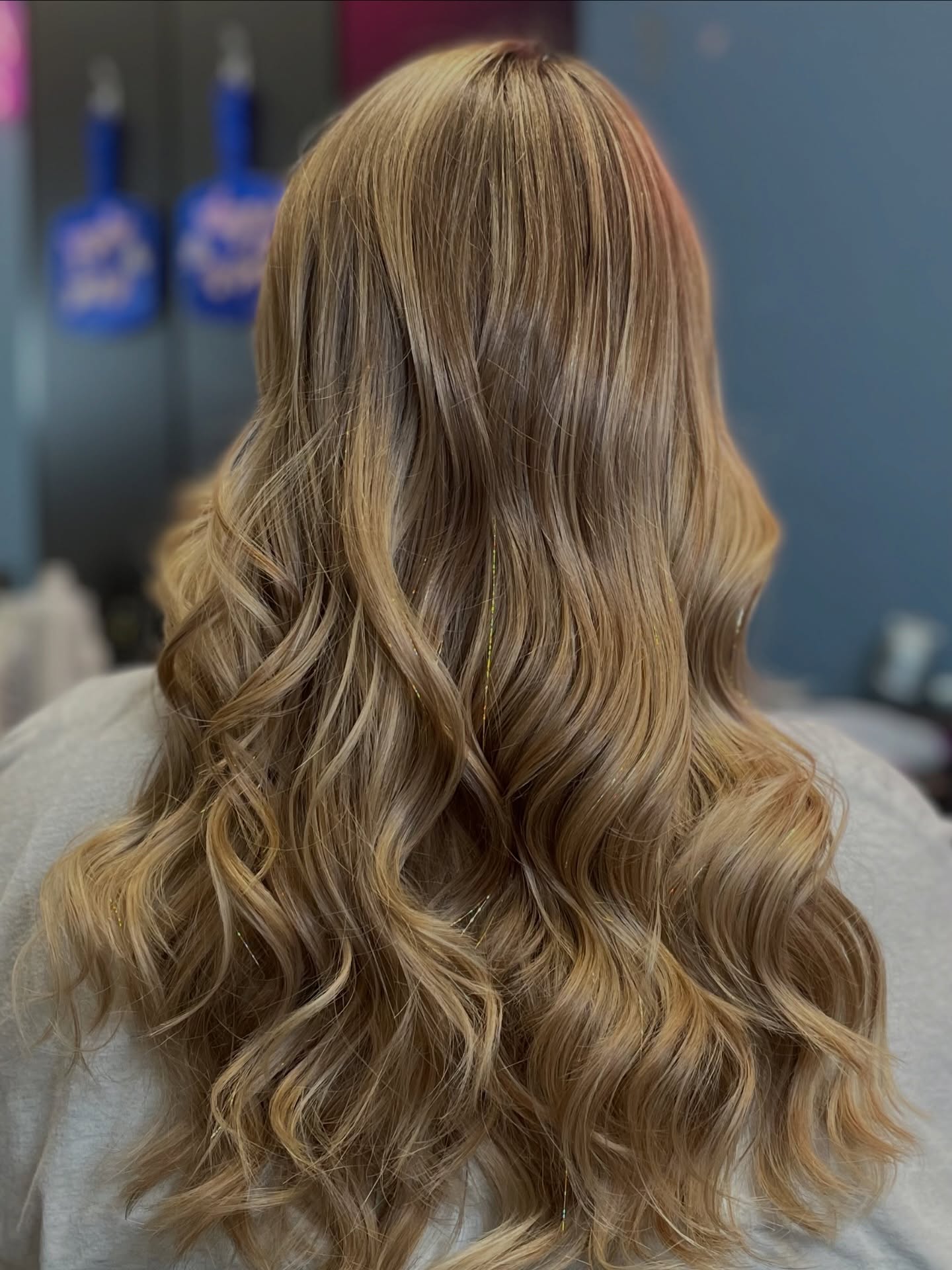 New Year, New Look, New Hair ๐
What we did: Full highlight with toner, cut dead ends and added layers, styled with waves and finished off with gold tinsel.
Link in bio to book ๐ซถ๐ป
#satxhair #satxhairstylist #sanantoniohairstylist #sanantoniohair