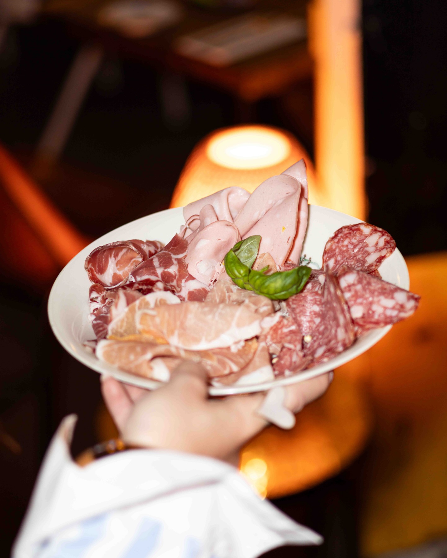 FLITS FLITS FLITS ⚡📸
Voor kerst had ik stiekem al wat foto’s gedeeld van een hele toffe shoot bij @pizzadivalentino …. maaaar dat was nog lang niet alles.
Begin december mocht ik een hele reeks content schieten, met één missie: de kleurrijke gerechten en de sfeer laten knallen zoals ze zijn. 💥
En in een wat donker restaurant betekent dat maar één ding: flitsfotografie.
Hard licht, volle kleuren, diepe schaduwen.
Elk idee z’n eigen moment in de spotlight.
En… ik ben fan! 🍕
#flitsfotografie #foodfotografie