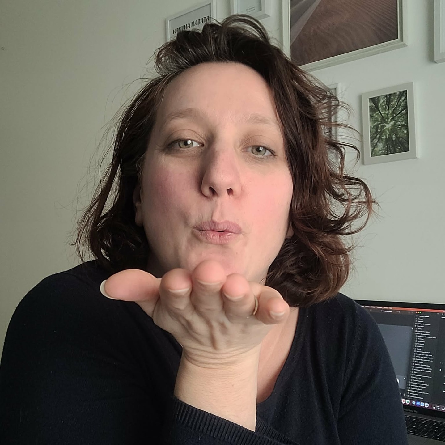 4 ans d'aventure entrepreneuriale... 🎂
et un grand MERCI ! 🥰
Ce matin, j'ai ouvert mon agenda et il y a 4 ans jour pour jour, je franchissais le pas et lançais "Premier Pas".
Ce sentiment, je m'en souviens comme si c'était hier - ce mélange d'excitation et d'appréhension qui me nouait l'estomac. Je ne savais pas où cela allait me mener.
Aujourd'hui, en regardant le chemin parcouru, une immense gratitude m'envahit. ✨
Car ce qui était au départ un simple rêve a dépassé toutes mes espérances :
➡️ Plus de 60 personnes accompagnées en coaching / Bilan de compétences
➡️ Des centaines d'heures de formations réalisées auprès de publics tellement différents
➡️ Des allers-retours régulier sur mon positionnement avec des mises à jour incalculables de mon site internet (heureusement, que j'ai la main dessus! 😅)
➡️ Et comme tout entrepreneur, les magnifiques montagnes russes qui vont avec le statut 🤣
Parce que tout changement commence par un premier pas. Parce que c'est souvent le plus difficile à faire. Parce que c'est celui qui demande le plus de courage. Je suis reconnaissante envers moi-même, d'avoir osé le faire. 🤗
Et vous savez quoi ? J'avais raison d'y croire. Car ce que j'observe chez chaque personne que j'accompagne, c'est cette magie du premier pas. Cette étincelle quand on ose enfin avancer, même sans voir tout le chemin.
Ce qui me rend particulièrement fière après ces 4 années ? Avoir su rester flexible, avoir évolué. Alors qu'on me disait "spécialise-toi dans UN domaine", j'ai choisi d'embrasser ma nature de multi-potentielle.
En 2025, j'ai réalisé ma meilleure année. Et 2026 s'annonce pleines de nouveautés. 🌟 J'ai hâte.
Donc aujourd'hui, je voulais simplement dire MERCI. Merci de faire partie de cette aventure. Merci de votre confiance. Merci d'oser faire ces premiers pas avec moi.
À tous ceux qui hésitent encore à se lancer : Osez votre premier pas !
En attendant, je vous envoie du LOVE 🤗🤗🤗
PS : j'en profite aussi pour vous souhaiter une bonne année 2026
#lorouxbottereau #vignoblenantais #entrepreneur44 #bilandecompétences44 #anniversaire #premierpas #jefaismonpremierpas