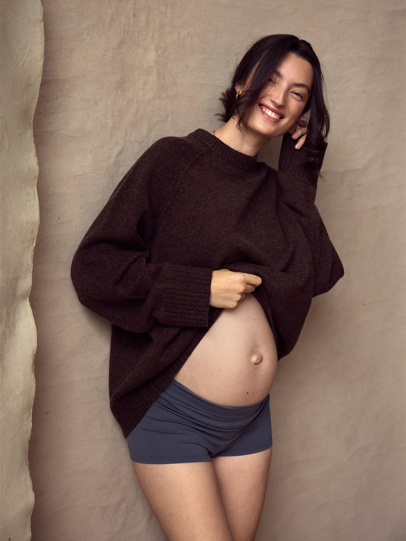 Een ideaal moment om jouw zwangere buik in beeld te laten brengen? Tussen de 25-35 weken.
Boek via de website een kennismakingsgesprek in en vertel mij wie je bent en hoe je je zwangerschap wilt laten vastleggen. Ik zorg ervoor dat je je helemaal op je gemak voelt en dat je foto’s hebt waar je jezelf in herkent.
www.veerlescheppers.com
♥️
#maternity #maternityportraits #maternityshoot #zwangerschapsshoot #zwangerschapsfotos #leuven #fotograafleuven