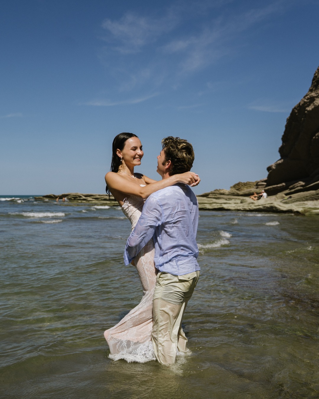 ✨ Mi primer Trash The Dress en el País Vasco ✨
Esta sesión se realizó en Zumaia, un lugar espectacular donde el mar y los acantilados crean un escenario único.
Tuve el privilegio de acompañar a esta increíble pareja y agradecida por confiar en mi mirada para contar vuestra historia.
#VisualBirdPh #VisualBirdsPhotography #TrashTheDress #Posboda #Zumaia #PaisVasco #FotografiaDeBodas
#WeddingPhotographer #Postboda#LoveStory #BodasEnPaisVasco #Weddings #BasqueCountry