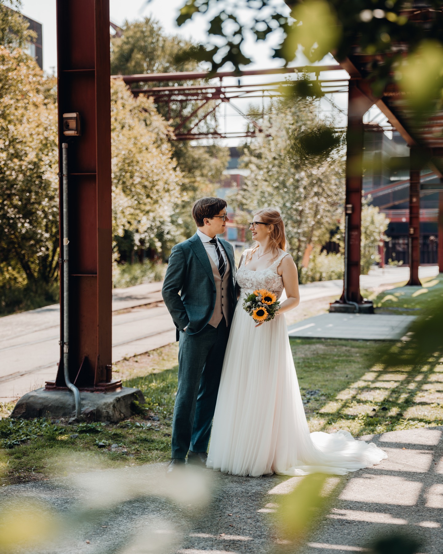 Mit Hanna & Moritz etwas Zeit zu zweit 🥰
Okay ich war auch dabei 😅
Die beiden haben sich ganz bewusst dafür entschieden, ihr Brautpaarshooting vor der eigentlichen Trauung zu haben.
Später ging es dann rund 😉