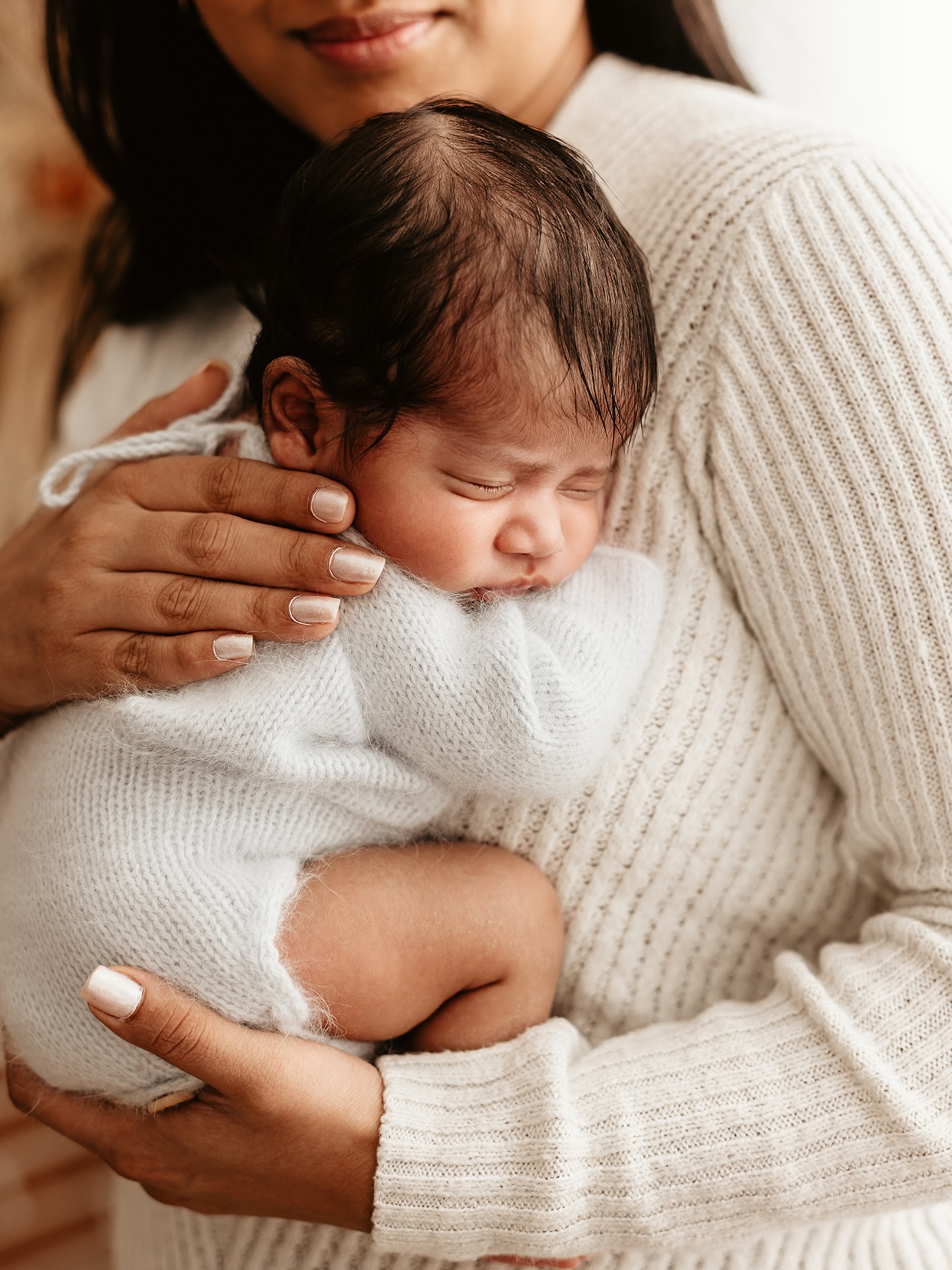 โจ Sometimes itโs not just the baby โ itโs the quiet joy of holding your little one in your arms. Your love, your connection, your story.
#newbornphotography #familybonding #cozyphotography #violetartphotography
