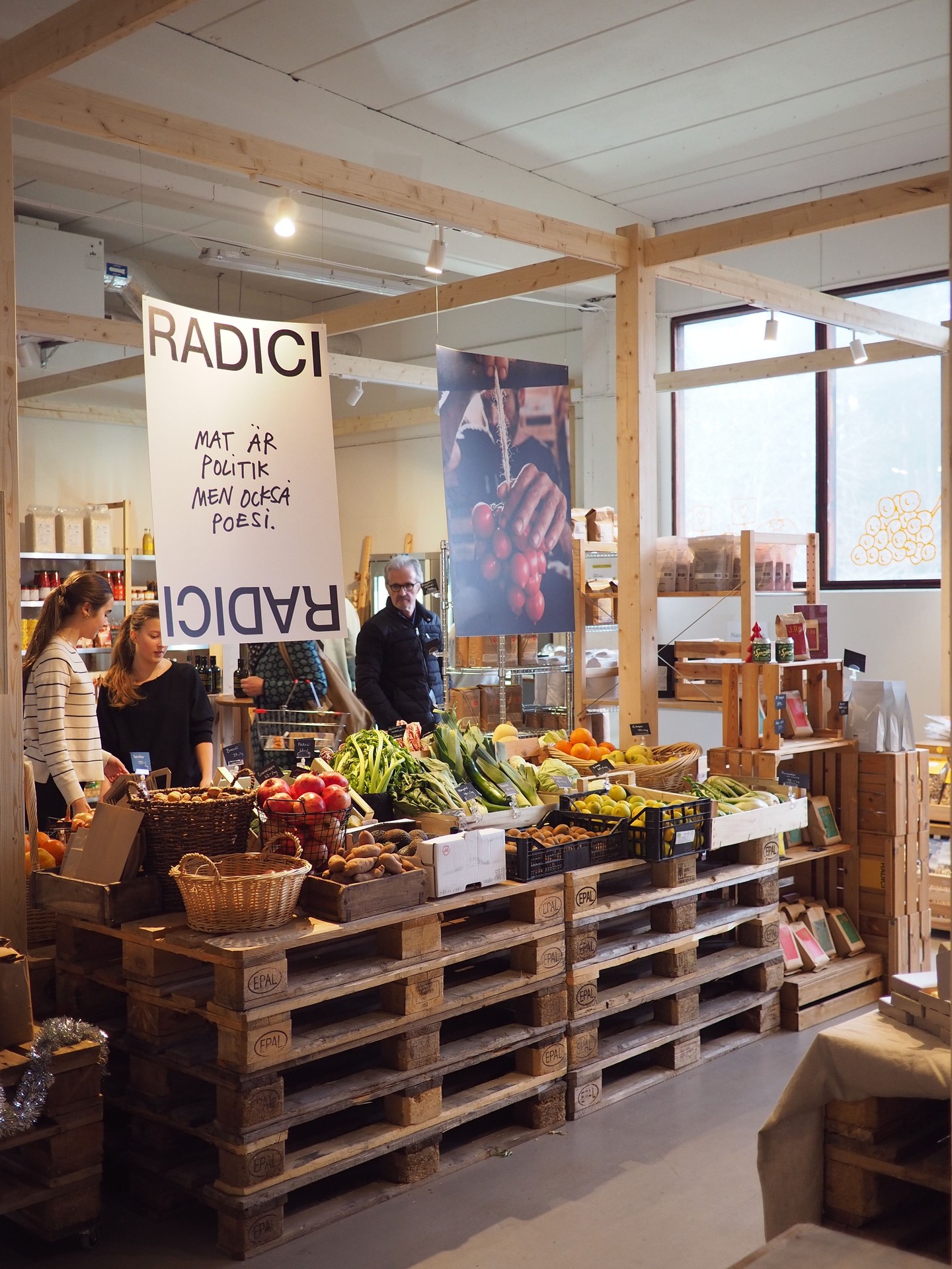 Radici, en butik med en enkel och självklar vision "mat som vårdar både planeten och människan"
Under december stod vår vaniljvita Linea Mini R här, en perfekt maskin för butiker som vill erbjuda gott kaffe med trygg drift.