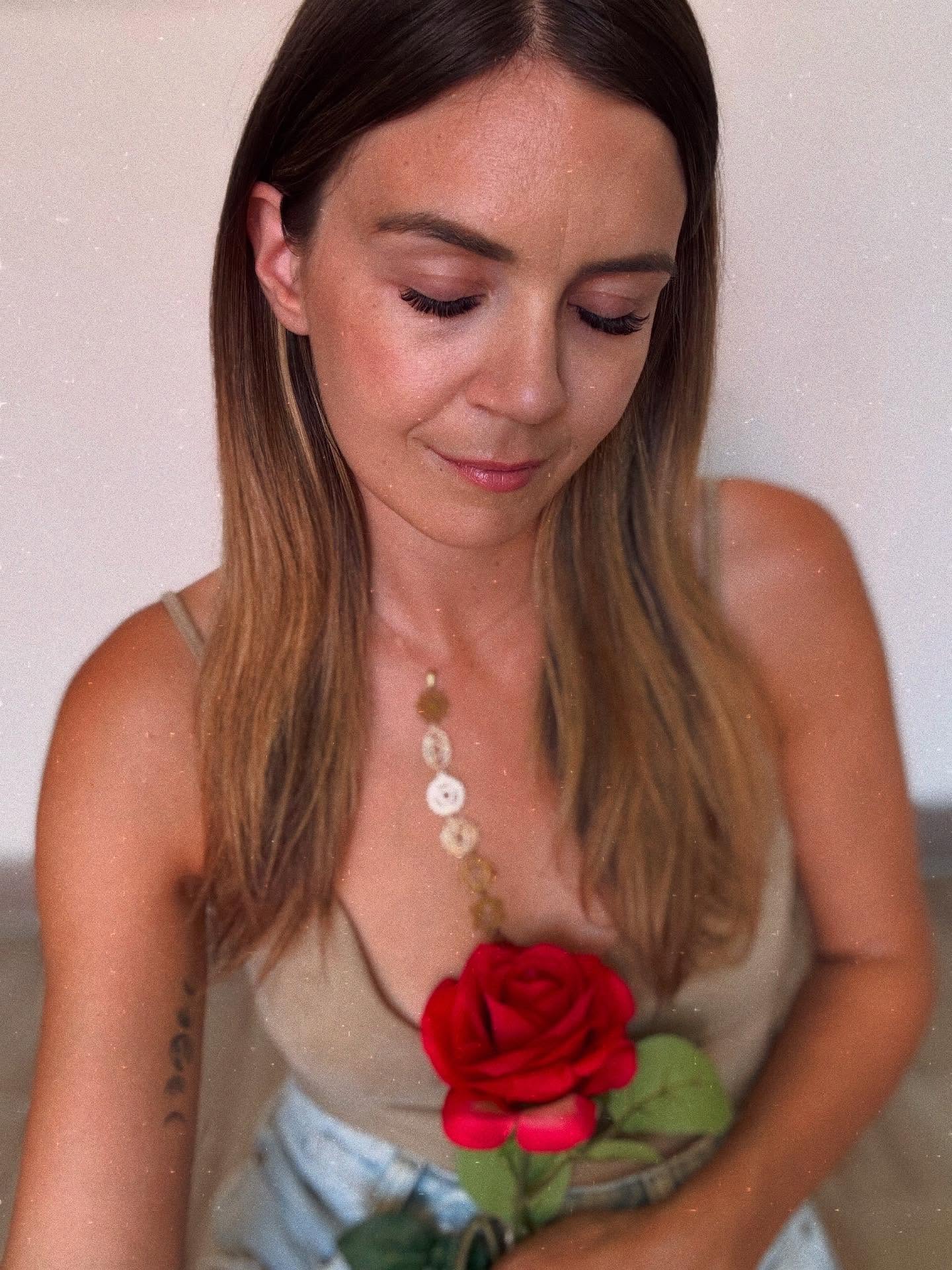 > Il y a des femmes qui cherchent à aller mieux.
> Des femmes qui cherchent à se comprendre et se connaître.
> Des femmes qui cherchent leur place.
> Des femmes qui cherchent à se montrer et passer de l’ombre à la lumière et rayonner.
> Des femmes qui cherchent à éveiller leur magie.
> Elles sentent que quelque chose en elles, demande à être écouté et entendu.
Leur corps parle.
Leur ventre se serre.
Leur âme les appelle.
Et moi je t’accompagne à te souvenir de qui tu es au delà de tes blessures, à ouvrir ton cœur, à rayonner, à éveiller ta magie et t’accompagner afin que tes rêves et tes désirs deviennent réalité 🙏✨
Alors si ces mots te touchent, ce n’est pas par hasard 🌹🌙
#magieduvivant #magie #magicienne #spiritualité #amour