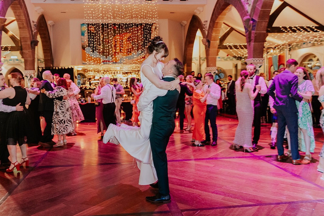 ✨ What a night at Òran Mór, Glasgow ✨
Little Red bringing the party for Chris & Elsa’s wedding — packed dancefloor, big singalongs, and pure wedding magic from start to finish 💃🕺
Massive thanks to Francis J Smith for capturing the vibe so beautifully 📸
Congratulations Chris & Elsa ❤️ @oranmorglasgow @oranmorweddings @francis_j_smith
#LittleRedWeddingBand #OranMorWedding #GlasgowWedding #ScottishWeddingBand