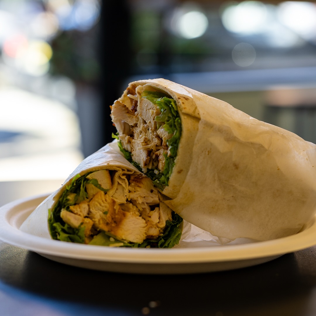 Our Chicken Caesar wrap is so easy to crave. 😋
Grilled chicken with crisp romaine, shaved parmesan, and Caesar dressing, wrapped fresh and sliced. #BagelsonPark 🌯 🥬
#chicken #caesar #wrap #bagel