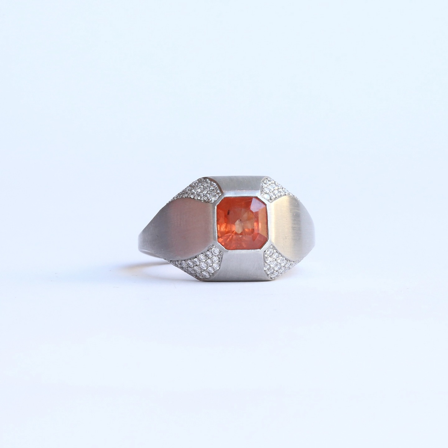 Wie ein warmes Feuer an einem kalten Wintertag...
Ein orange-roter Saphir in 950er Platin mit weißen Brillanten.
#jewelry #ring #saphire #diamonds #platinum