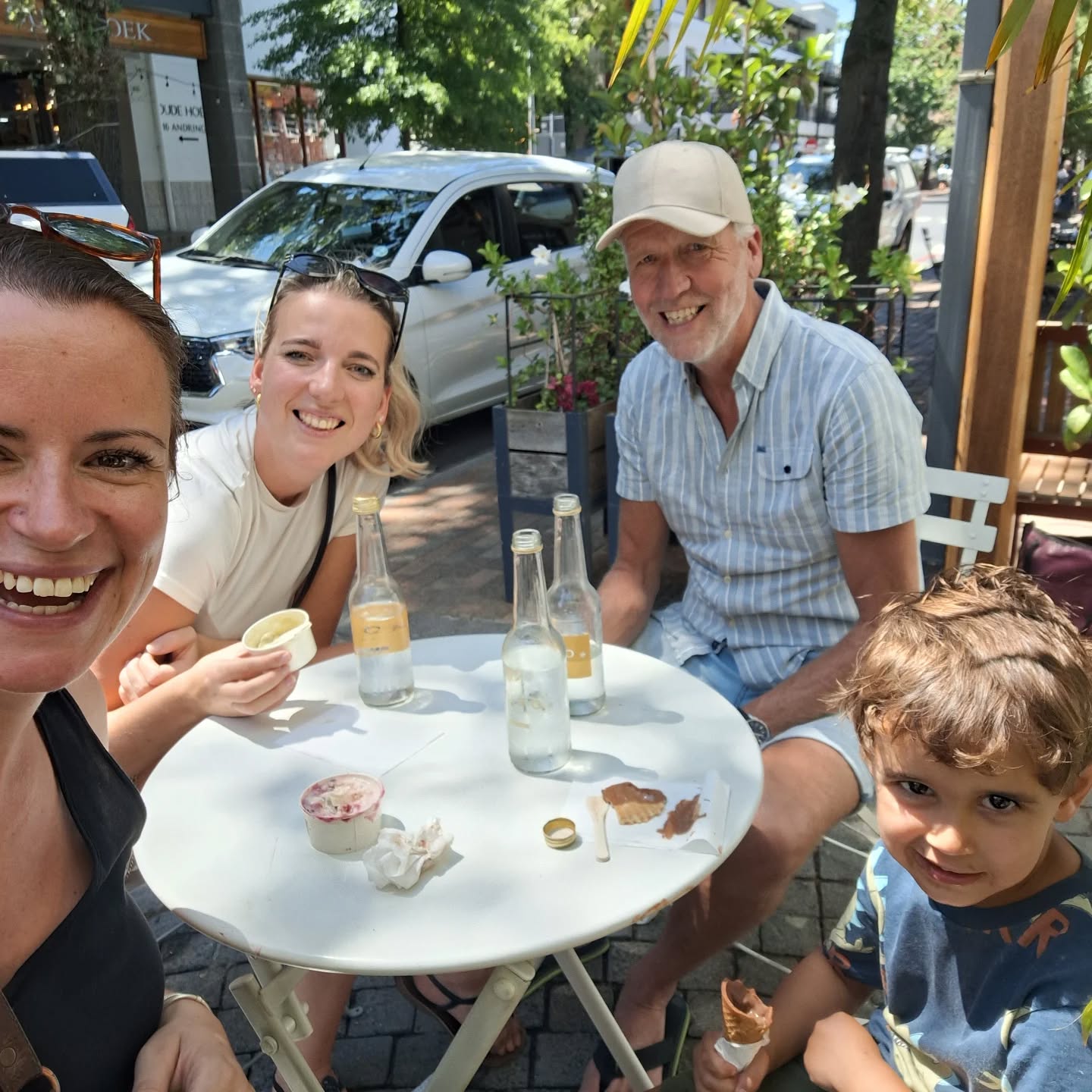 Van een ijsje met klanten in het zonnige Stellenbosch ☀️🍦 naar ijsvrij Nederland ❄️✈️
Het contrast kan bijna niet groter.
Door de vele geannuleerde vluchten vallen helaas ook enkele reizen van onze klanten (gedeeltelijk) in het water. Waar mogelijk zoeken we naar oplossingen: reizen aanpassen of verzetten.
Want iedereen verdient een ijsje in de Zuid-Afrikaanse zon 🇿🇦✨