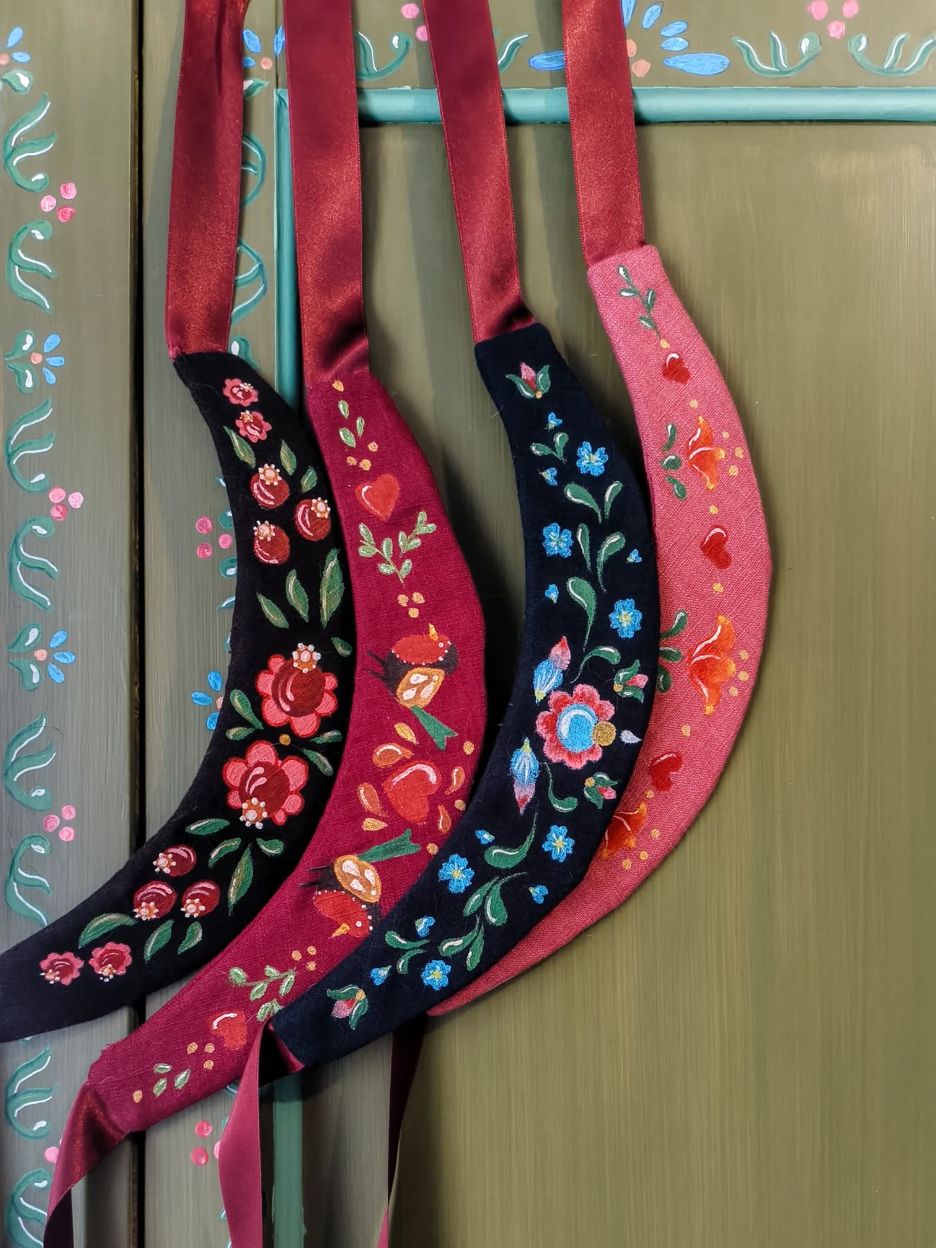 👑 Bientôt sur la boutique 🎀
Les jolis serre-têtes vont bientôt faire leur apparition sur la boutique. Chaque pièce est unique 🤭
#smallbusiness #folkart #slowfashion #artisanmade #handpainted