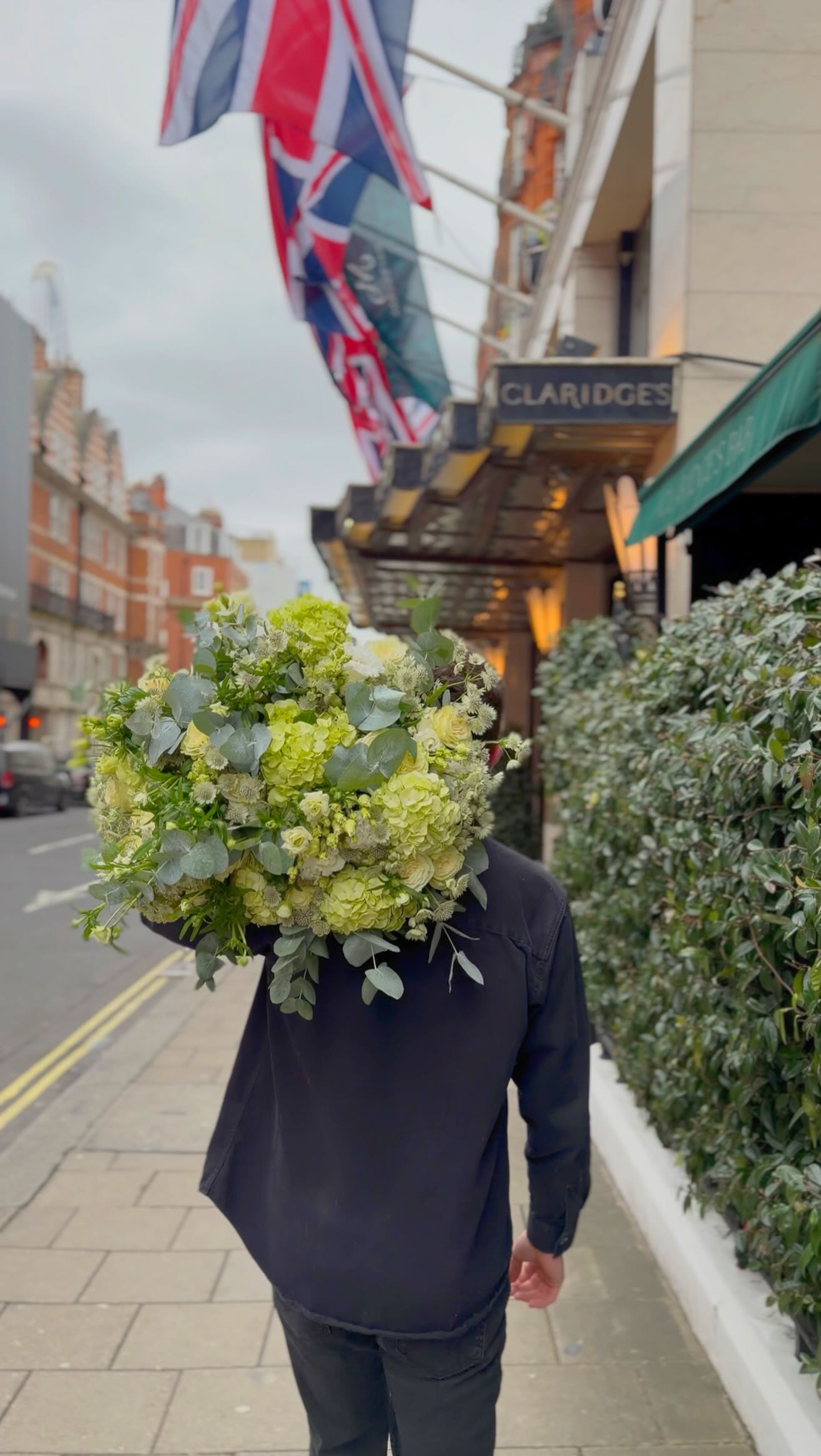 Welcoming the new year at Claridge’s, with a subtle blend of butterfly ranunculus, roses and hydrangea, kept beautifully simple in timeless shades of white and green 🌿
@claridgesflowers
@claridgeshotel
📸 @handeeyilmaz
#ClaridgesFlowers
#ClaridgesHotel
#LuxuryFlorals
#WhiteAndGreen
#FloralDesign
#Mayfair