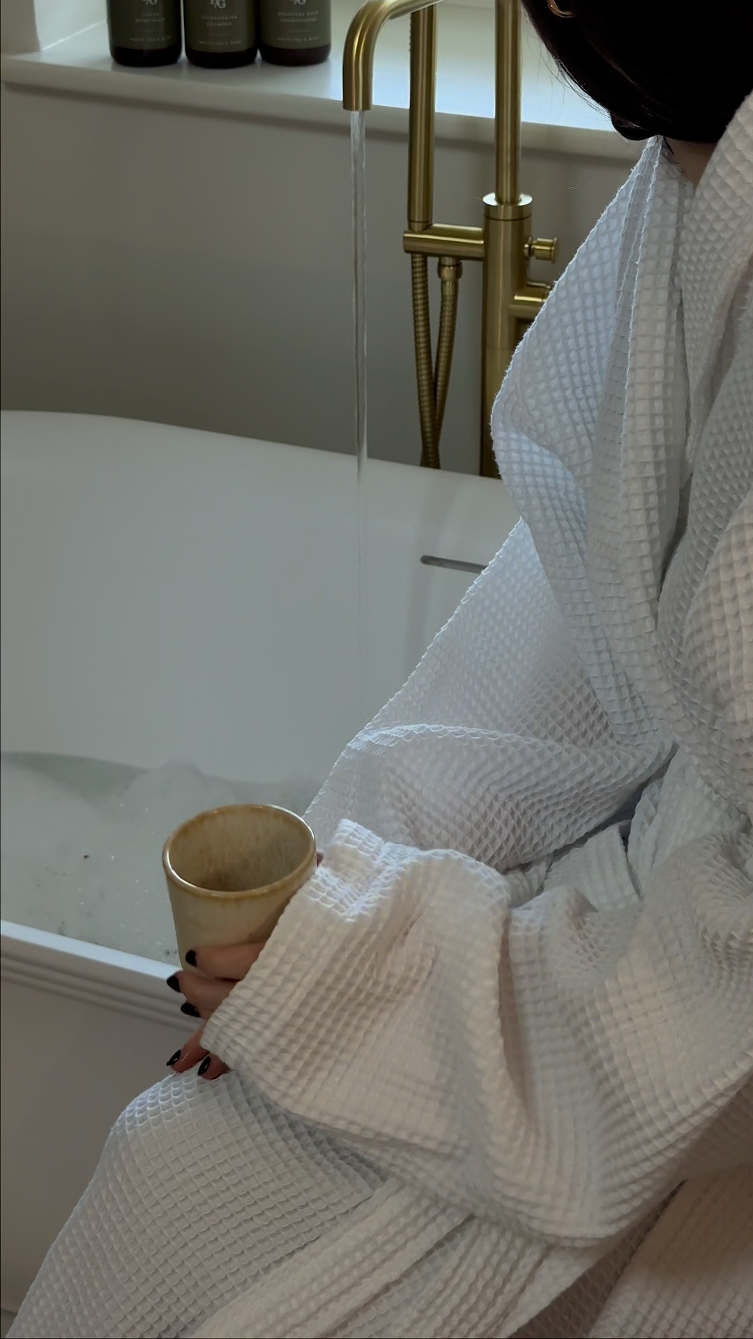 Sink into a long, relaxing bath in our Luxe King room, complete with mineral bath salts. Let the warm water and gentle aromas help you unwind and enjoy a moment of calm.