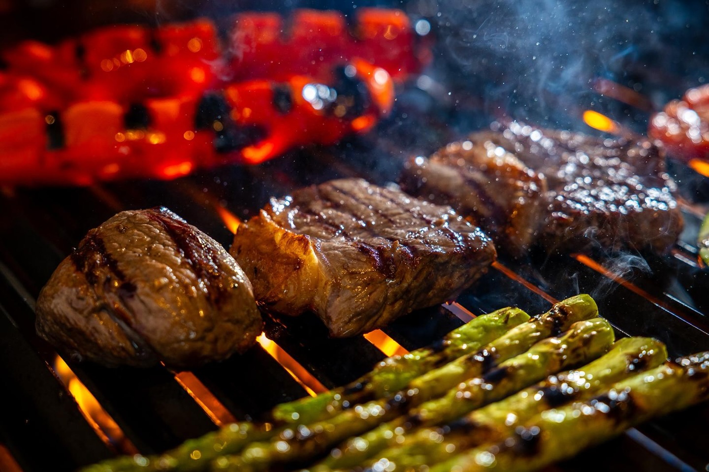 Echt goed vlees hoeft niet ingewikkeld te zijn.
Argentijns rundvlees staat bekend om zijn pure smaak, dankzij:
• Grasgevoerde Aberdeen Angus runderen
• Natuurlijke rijping
• Bereiding op de grill🔥
Geen poespas.
Alleen vuur, vers vlees en vakmanschap.
Want als de smaak écht goed is, heeft het niets extra’s nodig. 🔥🥩