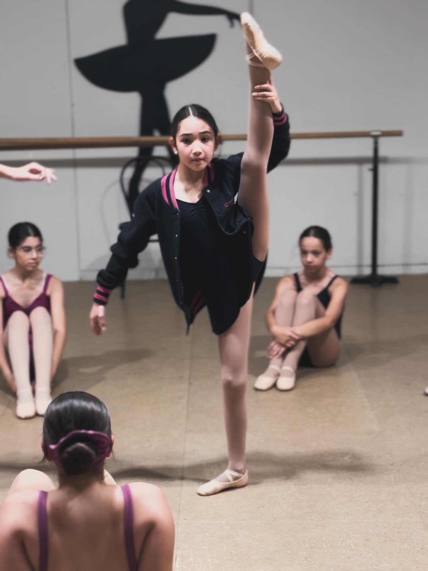 🌟Our lovely Tessa, concentrating so hard during rehearsals, preparing for her performance!🩰
We love sharing moments like this , the passion, dedication , concentration and resilience in our students is just a few of the many things we teach in class while we teach the art and movement of dance.
#Ballet #flexibility #dance #ravenhall #carolinesprings