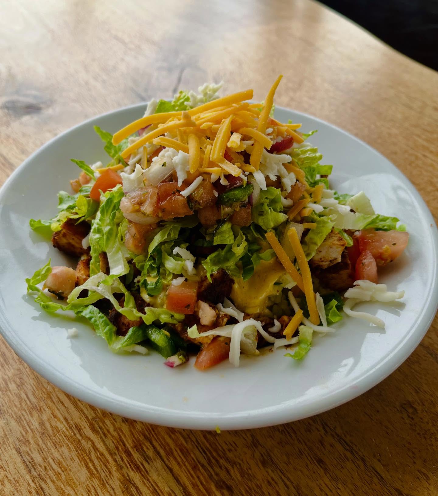 Turn it up Tuesday!!! Stop in and try our delicious specials featuring $10 Orders of Wings 🍗 (dine in only)
🥄 Chicken & Sweet Potato Gnocchi Soup
🌶️ Cajun Chicken Egg Rolls
🥙 SW Chicken Bowl
🍴 Roasted Turkey Platter
🍋 Warm Lemon Pound Cake
🍓 Classic Cheesecake w/ Strawberries & Cream
#wingnight #dellaroses #turkeyplatter #chickenbowl #eggrolls