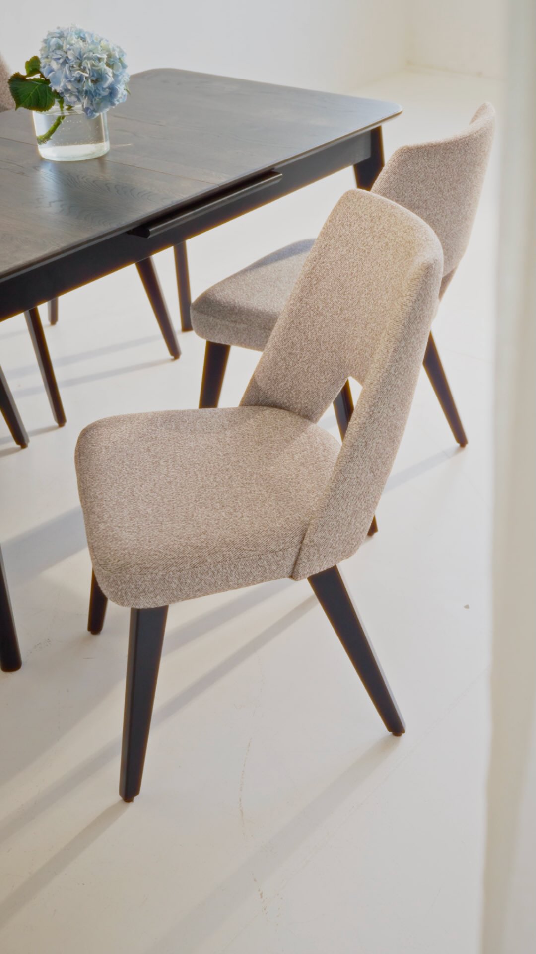 Krzesło, które wygląda drożej, niż kosztuje – poznaj Hugge ✨
Hugge to esencja przytulności w nowoczesnym wydaniu. Miękkie, tapicerowane siedzisko i oparcie otulają komfortem, a przyjemna w dotyku tkanina pięknie łączy się z dębową konstrukcją. Starannie dopracowana forma sprawia, że krzesło świetnie odnajduje się zarówno w nowoczesnych, jak i bardziej przytulnych, domowych wnętrzach.
✔️ miękka tapicerka o przyjemnej strukturze
✔️ solidny stelaż z litego dębu
✔️ idealne do kuchni, jadalni i przestrzeni komercyjnych
💰 Cena promocyjna: 1000 zł
📦 Dostępne od ręki – bez czekania
Zamów online z dostawą na terenie całej Polski lub zobacz na żywo w naszych salonach w Gdańsku i Łodzi 🤎