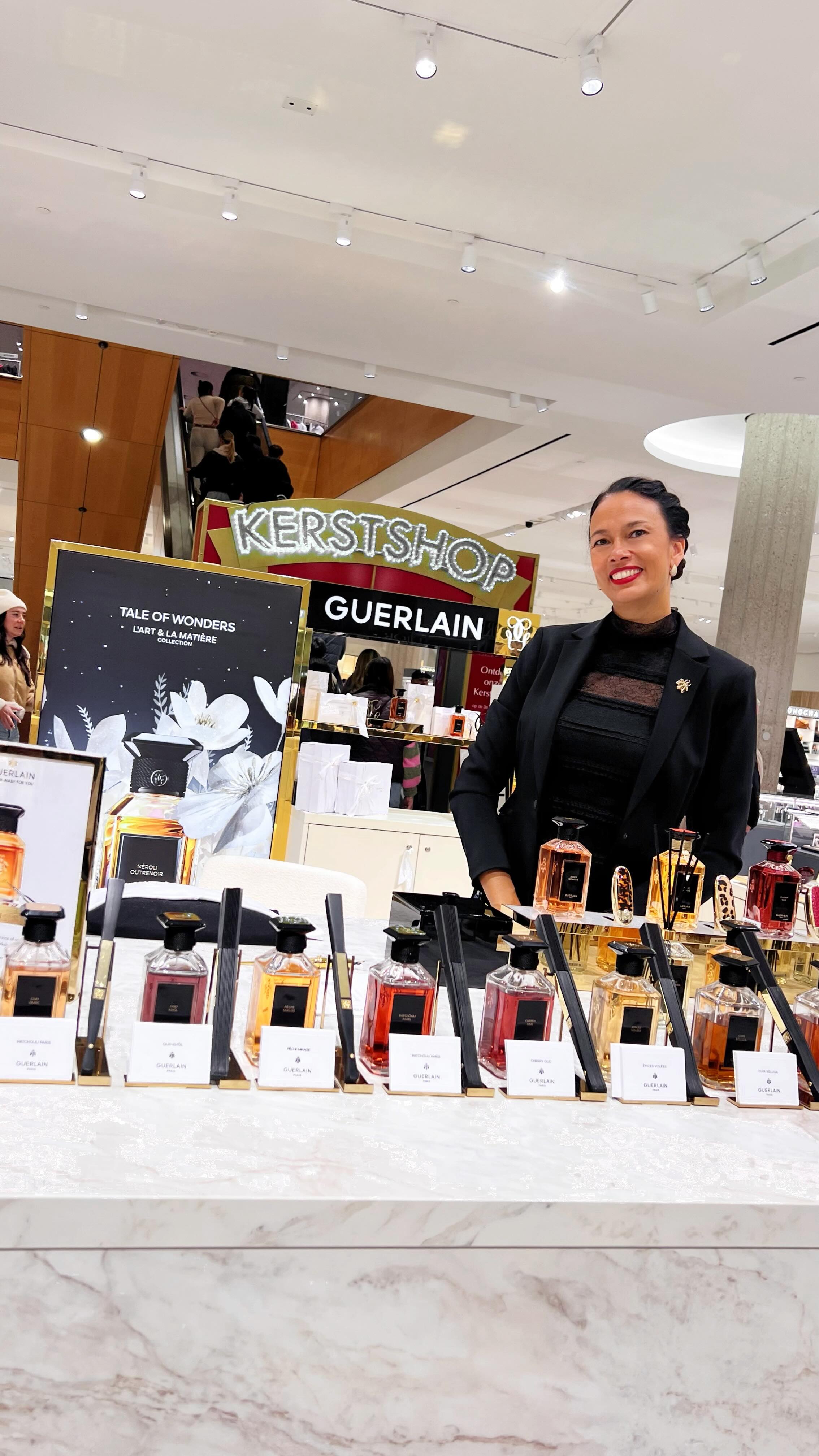 🐝Two months. Every Sunday.
In-store at @debijenkorf, personalizing Guerlain products with hand-crafted calligraphy engravings. Where luxury meets slow art… and every piece becomes personal.
Available for live personalization & brand collaborations ✍🏼✨
#handengraving #calligraphyartist #calligraphyengraving #debijenkorf #graveren