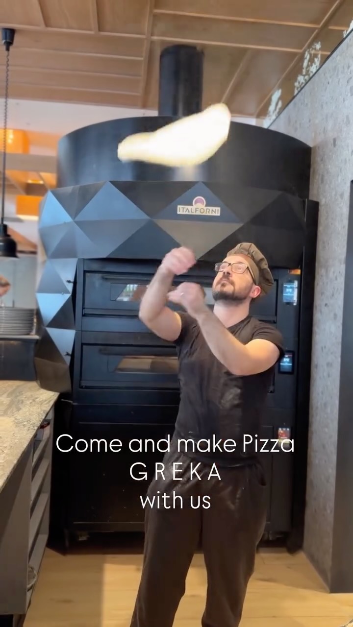 Vielleicht löst Pizza nicht all deine Probleme, doch sie schenkt dir Genussmomente, die den Tag ein kleines bisschen besser machen.
PS: Hast du schon unsere Pizza GREKA probiert? 🍕
#wrannissimo #veldenamwörthersee #genuss #pizzalover #genuss