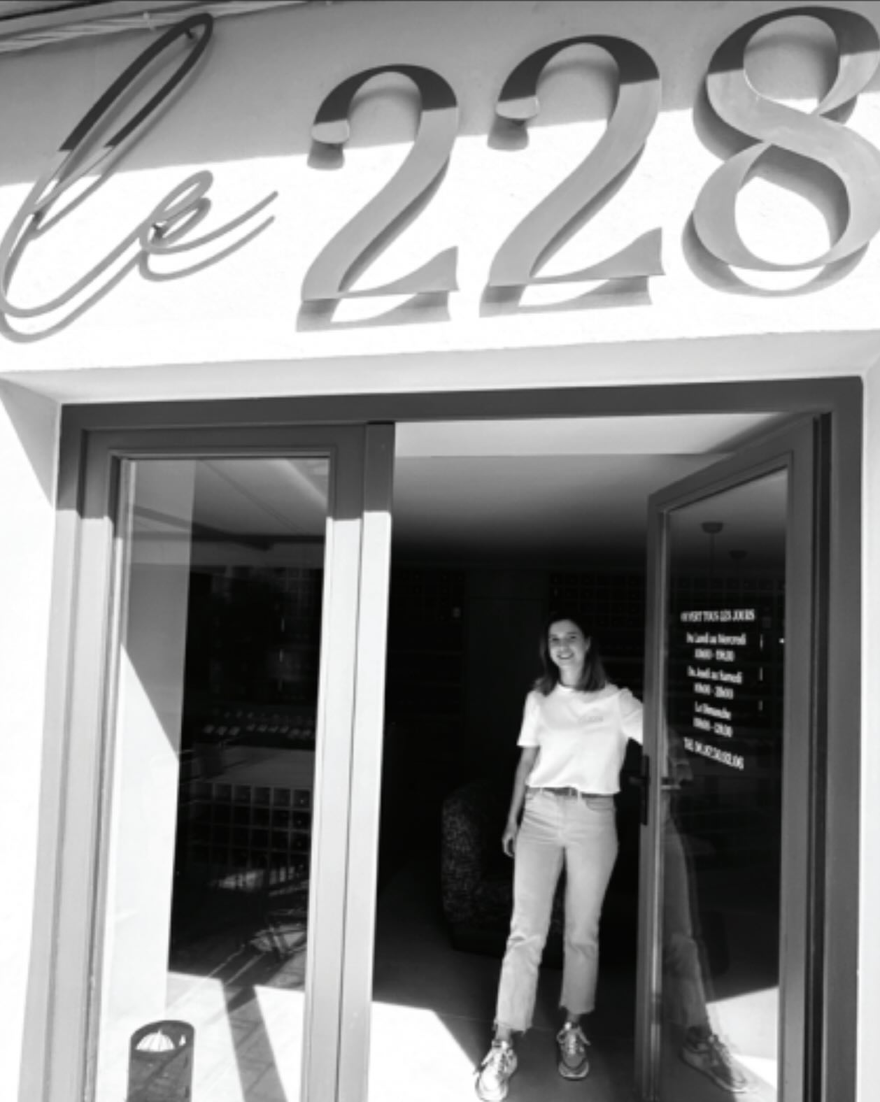🍷2025 a vu naître Le 228.
Une année remplie d’émotions et de belles rencontres : tout d’abord avec les vignerons qui m’ont fait confiance pour représenter leurs vins, puis avec vous, épicuriens, qui avez donné vie à ce lieu imaginé pour vous.
Ce n’est que le début d’une belle aventure, et 2026 s’annonce déjà riche en nouveautés et en moments de partage.
Merci infiniment pour votre soutien et vos retours : grâce à vous, Le 228 est aujourd’hui bien réel.
Meilleurs vœux pour cette nouvelle année ! ✨