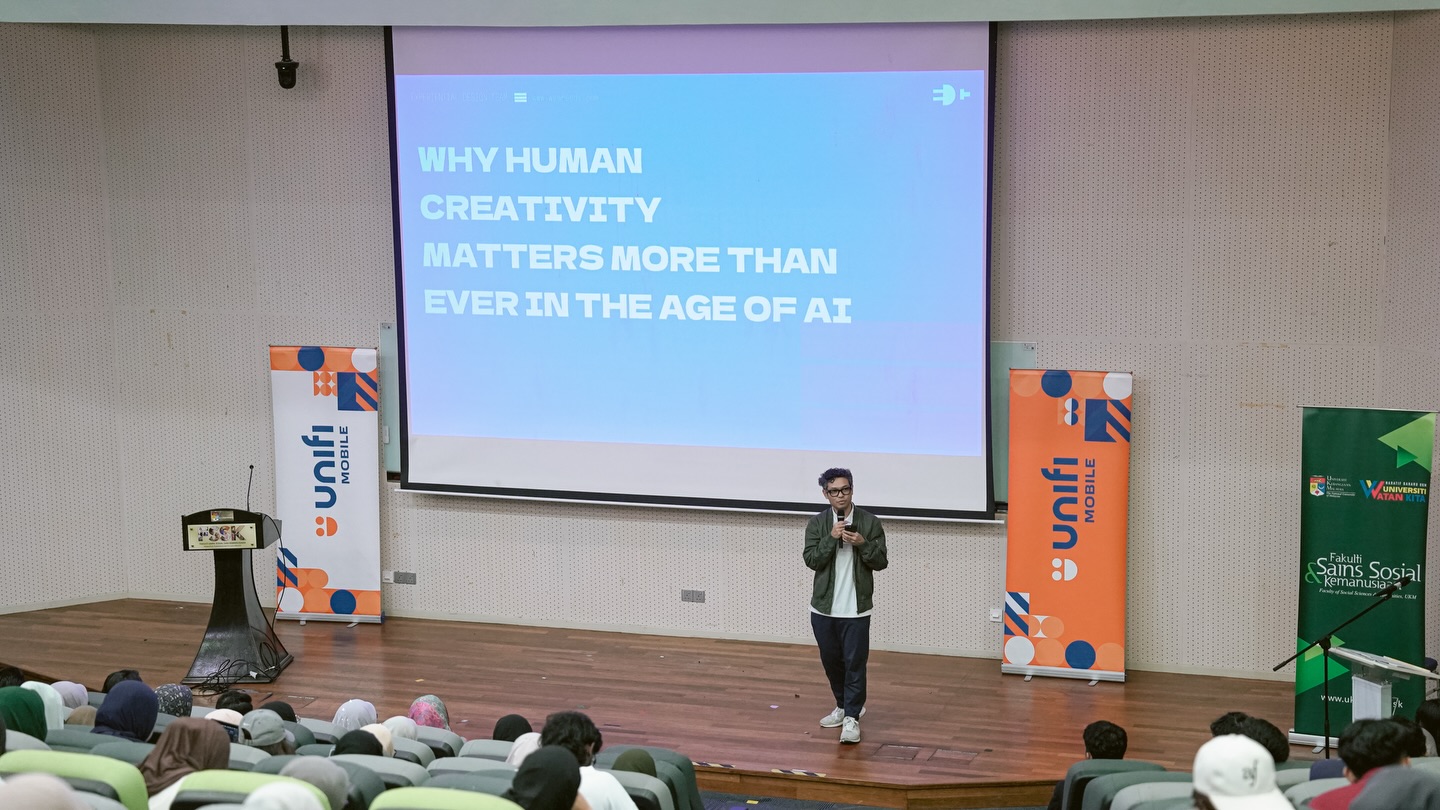 Unifi Mobile x Campus Tour at UKM Bangi 🚀
Featuring an inspiring session by Fariz Hanapiah, sharing powerful insights on “We were meant to compete with AI — we were meant to create.”
The event was brought to life with an EDT experiential booth, where participants got hands-on with an exciting mixed reality game, creating an immersive and interactive experience for everyone.
A huge thank you to UKM for the amazing support and collaboration in making this event a success. We truly couldn’t have done it without you! 🙌
#ptsadvertising #unifimobilexcampustour #eventmalaysia #digitalisationAI #advertising