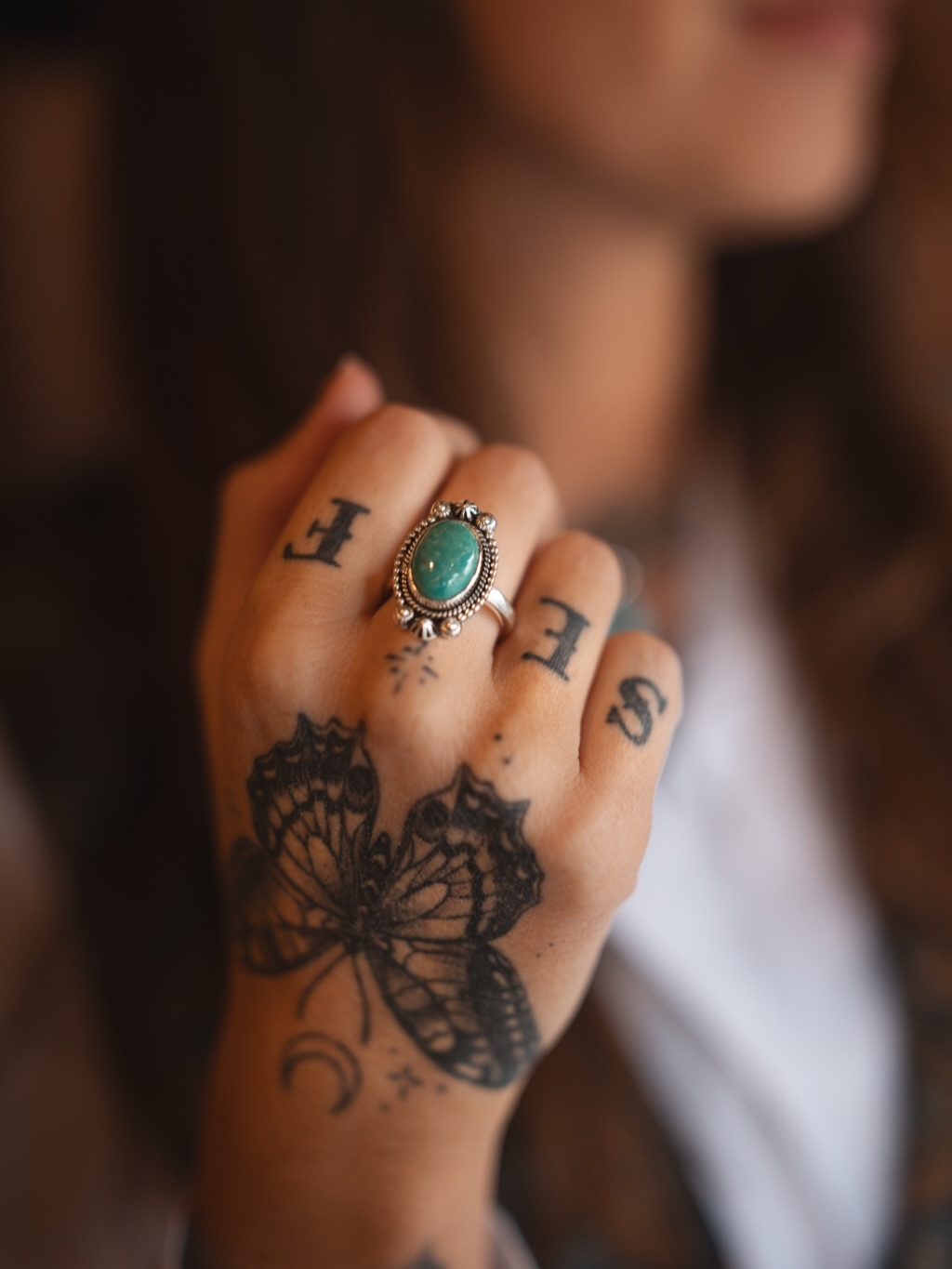 Belle année Sauvage et libre 🦋
Cette liberté si précieuse et essentielle dans laquelle je puise l’inspiration de vos petits bijoux et qui file ensuite jusqu’à vos doigts comme pour imprégner toute votre énergie ✨
J’espère que vous attaquez cette nouvelle année le cœur grand ouvert et des projets plein la tête.
Ici en tout cas je travaille sur plein de nouveautés.
Il me tarde de vous les faire découvrir.
Merci encore pour vos commandes 🫶
#bijoux #bijouxfaitmain #lifestyle #western #westernlifeandstyle