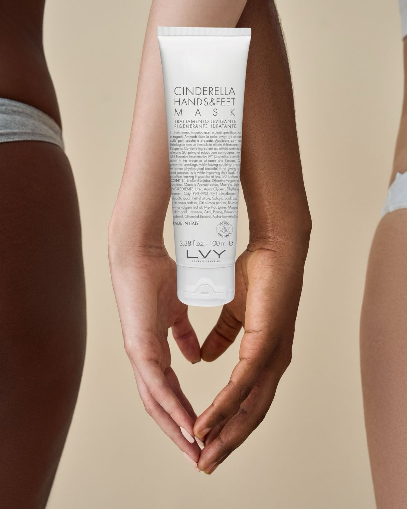 Dłonie zdradzają więcej, niż myślisz
To one jako pierwsze reagują na stres, zimno, detergenty i brak czasu na pielęgnację.
Maska CINDERELLA to intensywna kuracja dla dłoni (i stóp), które potrzebują natychmiastowej regeneracji – zwłaszcza gdy skóra jest sucha, popękana, wrażliwa, z modzelami i bruzdami.
Co robi naprawdę?
– zmiękcza i wygładza nagromadzoną keratynę
– intensywnie nawilża i koi „zestresowaną” skórę
– zapobiega pierzchnięciu i uczuciu szorstkości
– wspiera fizjologiczną florę bakteryjną
– działa natychmiast odświeżająco i dezodoryzująco
Orzeźwiający zapach?
To zasługa mentolu, olejków eterycznych, propolisu i cytrusów, które dodatkowo wykazują naturalne działanie przeciwgrzybicze.
Bonus, którego nie da się nie zauważyć:
maska wzmacnia i chroni paznokcie, poprawiając ich wygląd już po pierwszych aplikacjach.
Jak stosować?
Nałóż grubą warstwę maski w formie kompresu na dłonie lub stopy, wykonaj okluzję i pozostaw na ok. 20 minut.
Spłucz wodą i sięgnij po krem HANDS lub FEET.
A jeśli Twoja skóra woła o więcej – zostaw maskę na całą noc i obudź się z efektem „wow”.
Czasem wystarczy jeden wieczór, żeby dłonie znów wyglądały… jak po profesjonalnym zabiegu
#pielęgnacjadłoni #maskadladłoni #handcare #regeneracja #skórawrażliwa professionalcare