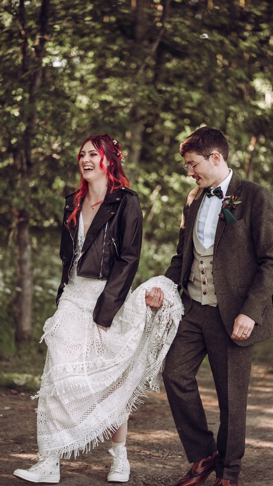 Evy ⚡️ Drew // T E A S E R
--
#tbt #alternativewedding
.
.
.
.
.
.
Venue - @elmbridgefarm
.
.
#alternativebride #weddingvideo #festivalwedding