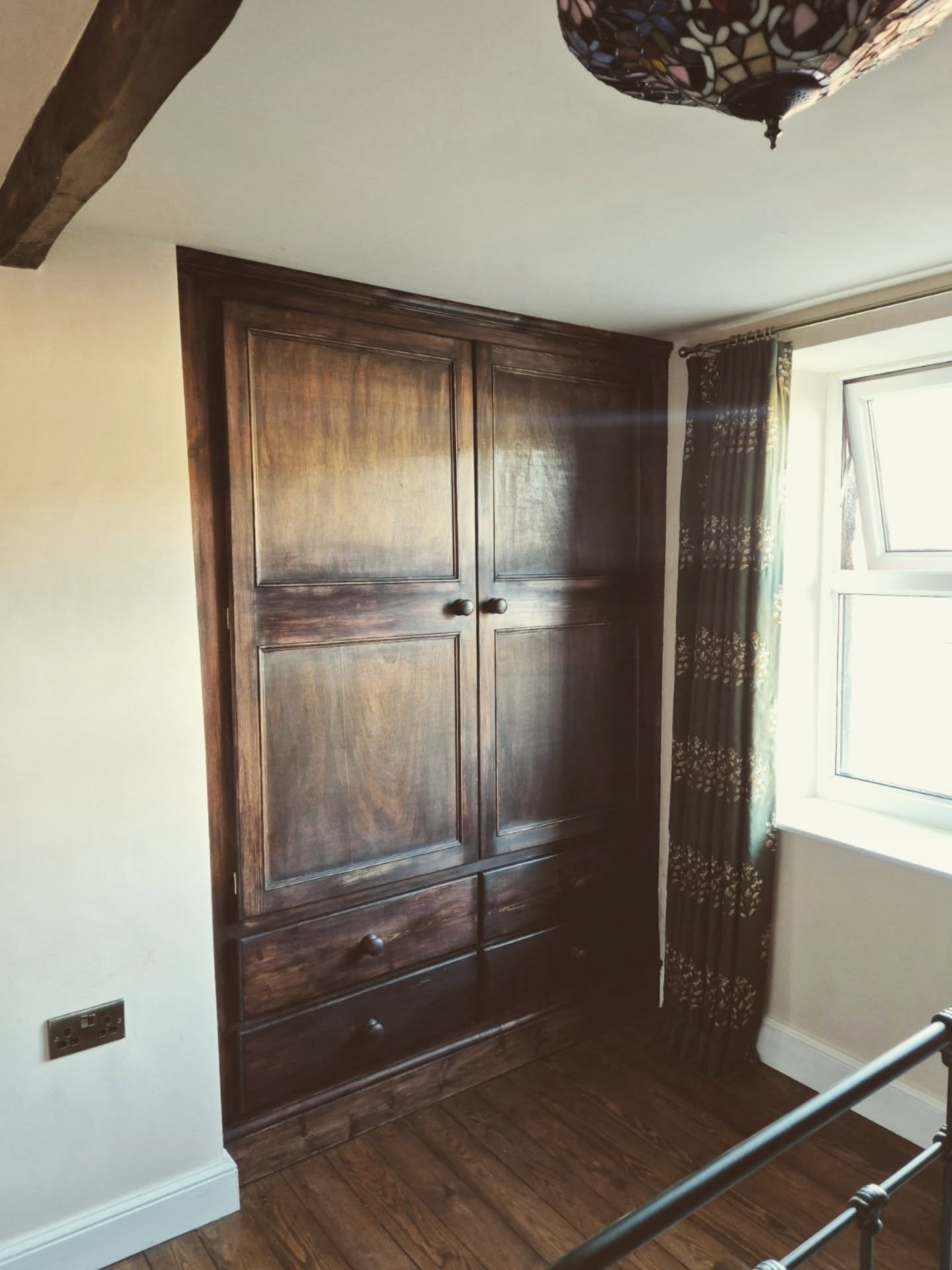 Fitted double wardrobe with integrated drawers, tailored to the space and finished in a rich walnut wax 🌰✨