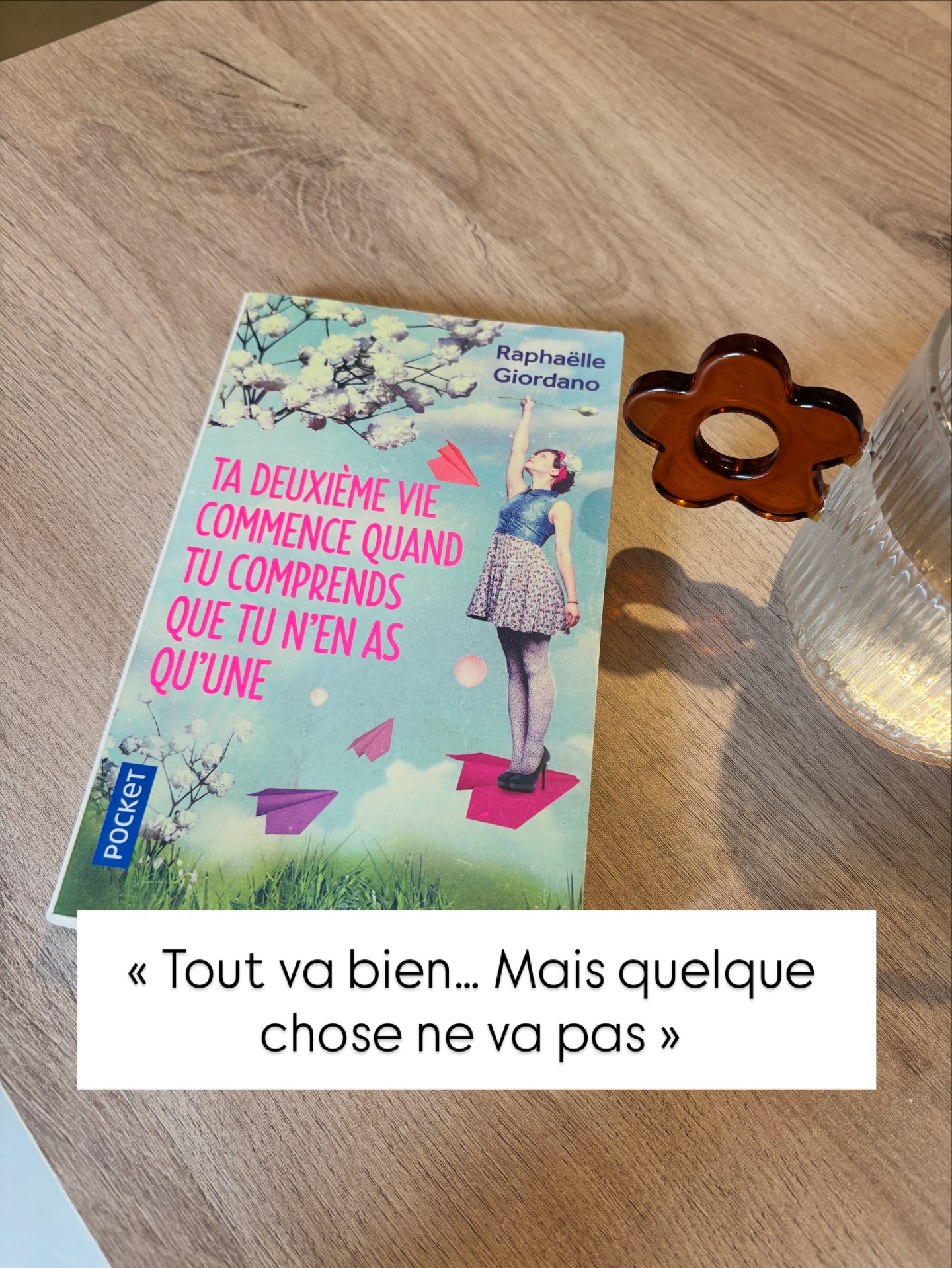 📖 Ta deuxième vie commence quand tu comprends que tu n’en as qu’une
Ce livre met des mots sur une sensation que j’ai connue. Et peut-être que tu vis toi aussi.
À une époque de ma vie où, extérieurement, tout semblait aller.
Un travail.
Une stabilité.
Une vie bien remplie.
Un confort matériel.
Et pourtant, à l’intérieur, je me sentais éteinte. Peu vivante. Pas malheureuse au sens fort. Mais plus vraiment alignée. Comme si je vivais en mode automatique, sans m’écouter vraiment.
En le lisant aujourd’hui, je me rends compte que ce moment-là est souvent mal compris. Parce qu’il n’y a pas de drame. Pas de rupture. Pas de raison évidente.
Juste une voix intérieure qui dit :
« Tout va bien… Mais quelque chose ne va pas »
Et cette voix, on peut l’ignorer longtemps.
Ou apprendre à l’écouter.
C’est exactement ce que ce livre m’a rappelé.
Pas qu’il faut tout changer.
Mais qu’il est possible de reprendre conscience,
de se reconnecter à ce qui fait sens, et d’ouvrir un chemin différent ✨
Moi, c’est Apolline, préparatrice mentale,
et je sais exactement où t’emmener pour déclencher une prise de conscience
qui permet d’avancer autrement,
et d’obtenir des résultats différents, plus alignés.
#preparationmentale