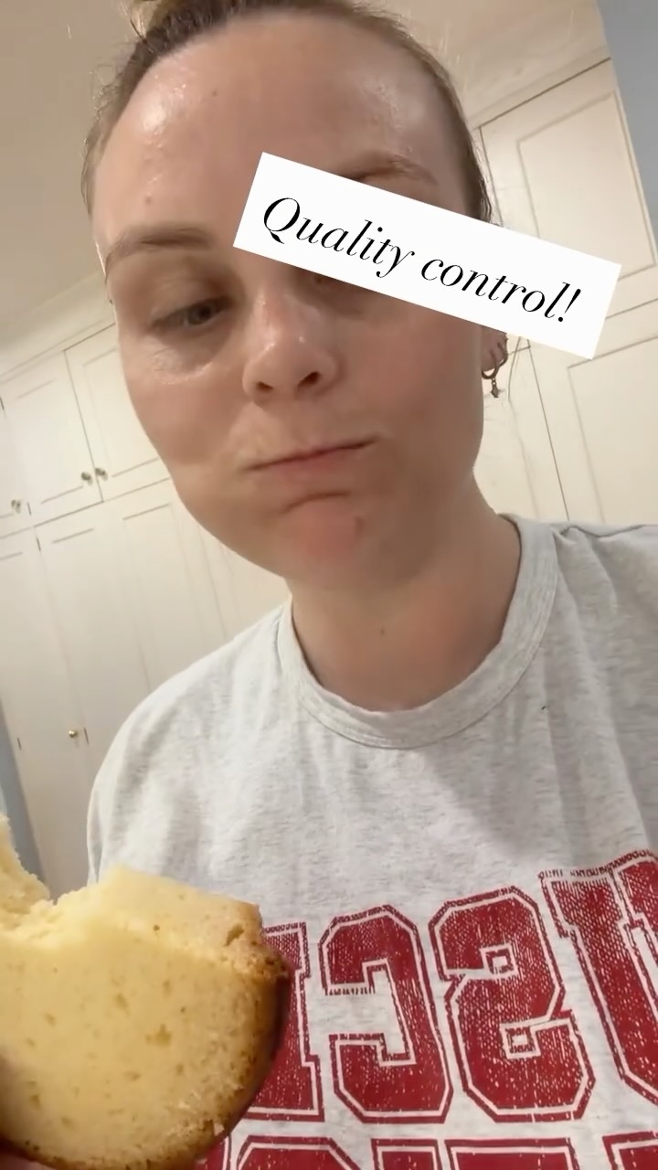 Someone has to make sure itโs delicious, right? ๐
#amberblossomcakes #cake #cakedecorating #supportlocal #southcoastweddings