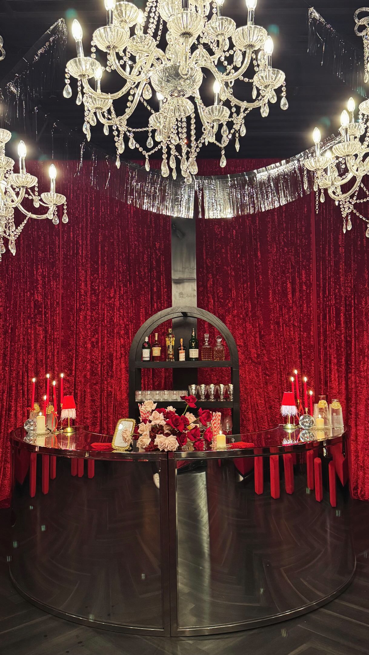 Cocktails, candlelight & speak easy vibes 🍾🥂 🕯️
#lachicsoiree #toronto #eventplanner #weddingplanner #design speakeasy party birthday