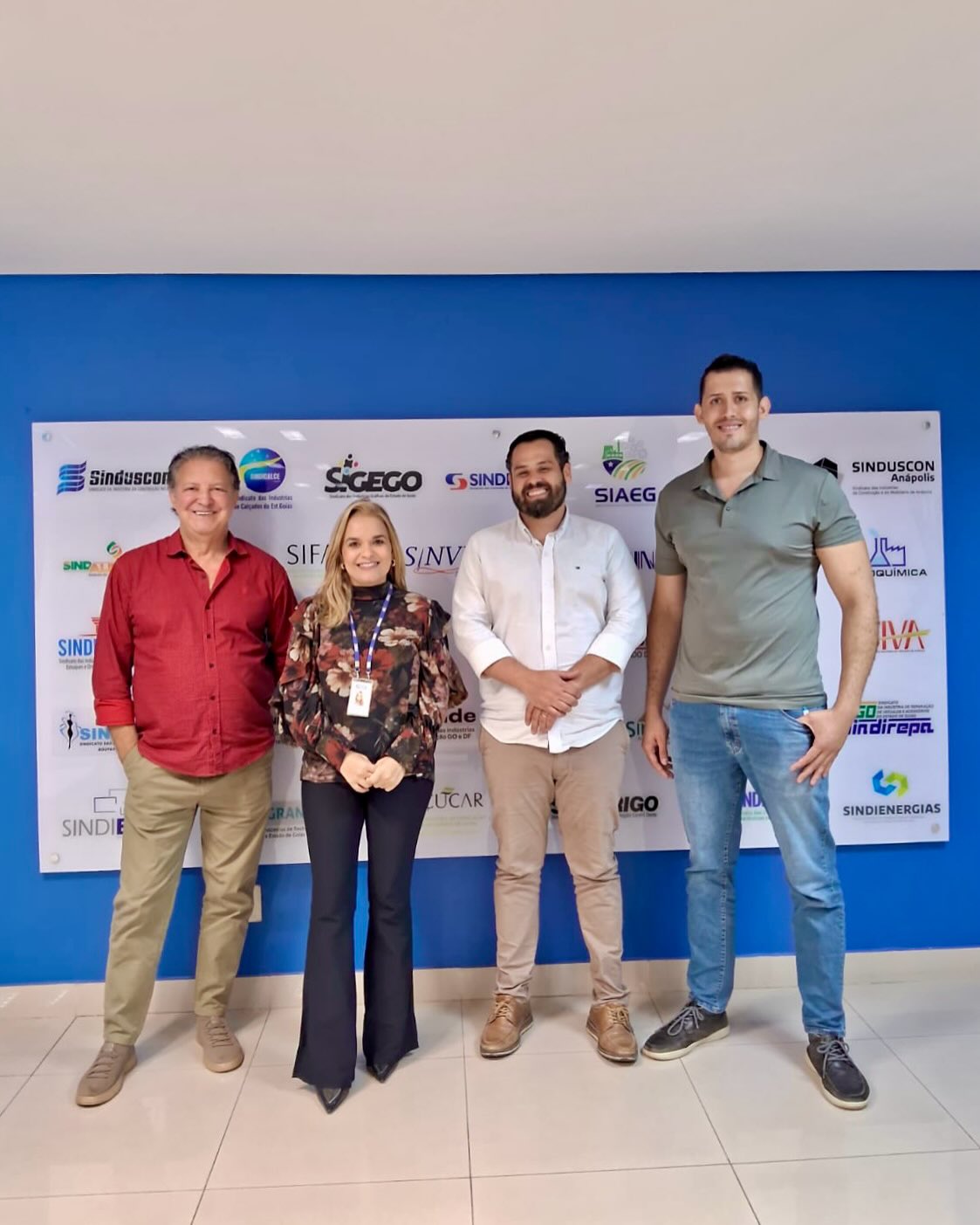 🤝 Convenção Coletiva em construção!
O presidente executivo do SINDIFARGO, @marcalhenriquesoares, participou de mais uma reunião de negociação da Convenção Coletiva de Trabalho (CCT) em Goiânia, reforçando o compromisso com o diálogo, a transparência e a construção de soluções equilibradas para o setor farmacêutico.
➡️ O encontro reuniu representantes laborais, sendo eles:
Francisley Martins de Moura Peres – Presidente do SINDQFP/GO;
Lorena Blanco Nunes – Advogada do SINDIFARGO;
Mário Antunes Ferreira da Silva – Advogado do SINDQFP/GO.
Unidos por Goiás! 💚
#SINDIFARGO #CCT #convençãocoletiva #indústriafarmacêutica