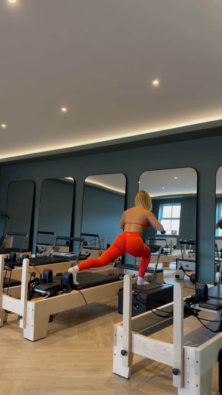 Who felt the burn with this killer lower body flow with Charley in today’s classes?!😲