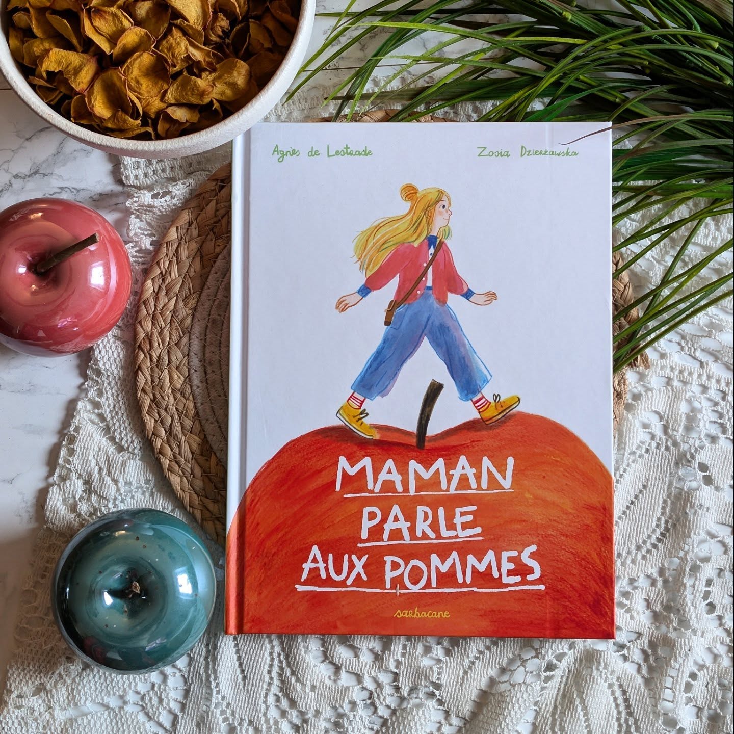 ✨ Maman parle aux pommes - Agnès de Lestrade, illustré par Zosia Dzierzawska ✨
Aujourd'hui on parle d'un album publié chez @editionssarbacane !
Ici, on suit un petit garçon dont la maman a… beaucoup d’imagination. Vraiment beaucoup. Elle parle aux pommes, aux cerises, aux radis. Elle invente des histoires incroyables le soir, elle fait rire, elle surprend. Bref, elle est différente.
Mais avoir une maman comme ça, ce n’est pas toujours simple. À l’école, les autres se moquent. On le traite de “fils de la foldingue”. Et là, ça fait mal. On sent toute la gêne, la tristesse, les questions que ça soulève chez l’enfant. Parce qu’aimer sa maman, c’est une évidence… mais vivre avec sa différence, c’est parfois lourd.
L’album parle avec beaucoup de douceur de santé mentale, de regard des autres, d’amour inconditionnel.
Les illustrations sont sublimes, poétiques, pleines de couleurs et de tendresse. Elles accompagnent parfaitement le texte et renforcent cette ambiance douce.
C’est un album qui ouvre la discussion avec les enfants dès 5 ans sur des sujets parfois délicats, mais essentiels.
Un livre qui fait aussi beaucoup de bien !
#mamanparleauxpommes #AlbumJeunesse #Sarbacane #livreenfant #bookstagramfrance