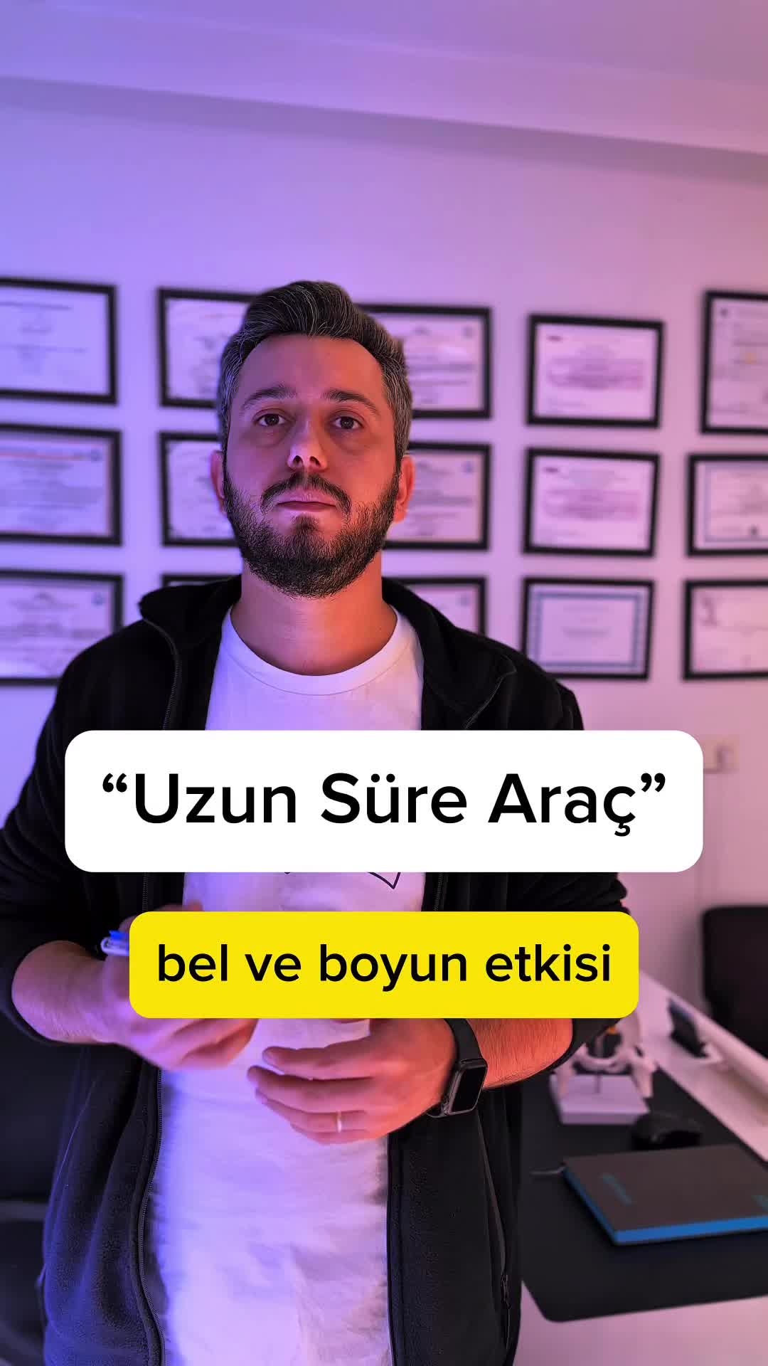 Uzun süre araç kullanmak, vücudu fark etmeden sabit bir pozisyonda tutabilir.
Bel ve boyun bölgesi bu süreçte hem oturma postürünü korumak hem de yol titreşimlerine uyum sağlamak zorunda kalır. Bu durum, kasların uzun süre düşük seviyede kasılı kalmasına neden olabilir.
Zamanla kaslarda yorgunluk hissi, sertlik ve hareket kısıtlılığı ortaya çıkabilir.
Özellikle mola verilmeden yapılan sürüşler ve duruş farkındalığının azalması, bu etkilerin daha belirgin hissedilmesine yol açabilir.
Günlük sürüş alışkanlıkları, oturma pozisyonu ve küçük pozisyon değişiklikleri, bel ve boyun sağlığının korunmasında önemli rol oynar.
📎 Bu içerik genel bilgilendirme ve farkındalık amacıyla hazırlanmıştır.
Teşhis ve tedavi niteliği taşımaz.
#bilgilendirme
#belboyun
#direksiyonyorgunluğu
#uzunyol
#postür
#hareketfarkındalığı
#omurgasağlığı
#masaşındahayat
#sağlıklıyaşam