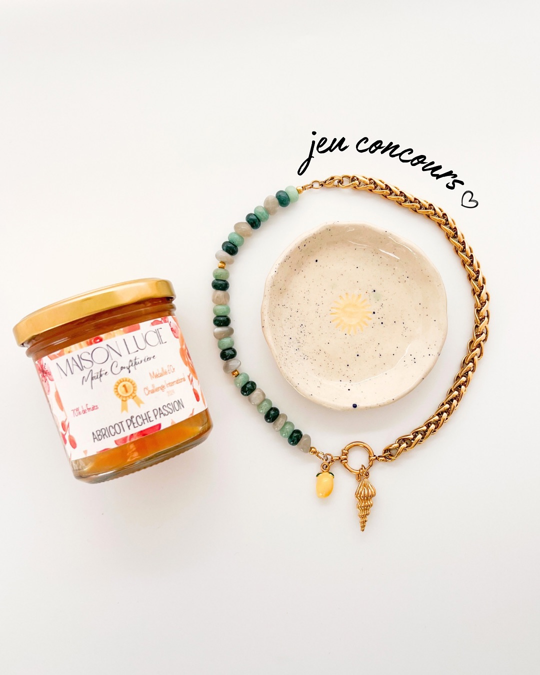 // Jeu concours Maison Lucie x Tapioca Bijoux // 🍑☀️
D’un côté, des bijoux solaires et colorés.
De l’autre, des confitures pleines de goût et de douceur, made in Bretagne.
Deux univers différents, mais une même envie : apporter un peu de soleil au quotidien et valoriser l’artisanat français.
On est donc très heureuses de lancer ce jeu concours Tapioca Bijoux x Maison Lucie, made in France, fait avec le cœur (et avec un petit clin d’œil à la Bretagne 🤍).
À gagner :
🌸 Un bon d’achat de 70€ valable sur tout le site Tapioca Bijoux
🌸 Un lot de 7 confitures Maison Lucie
Pour participer :
◾️ abonne-toi à nos deux comptes
◾️ like le post
◾️ commente en taguant des amis
◾️ partage en story pour plus de chances
📅 Fin du jeu concours : Mercredi 14 janvier
Bonne chance à tous 🍓