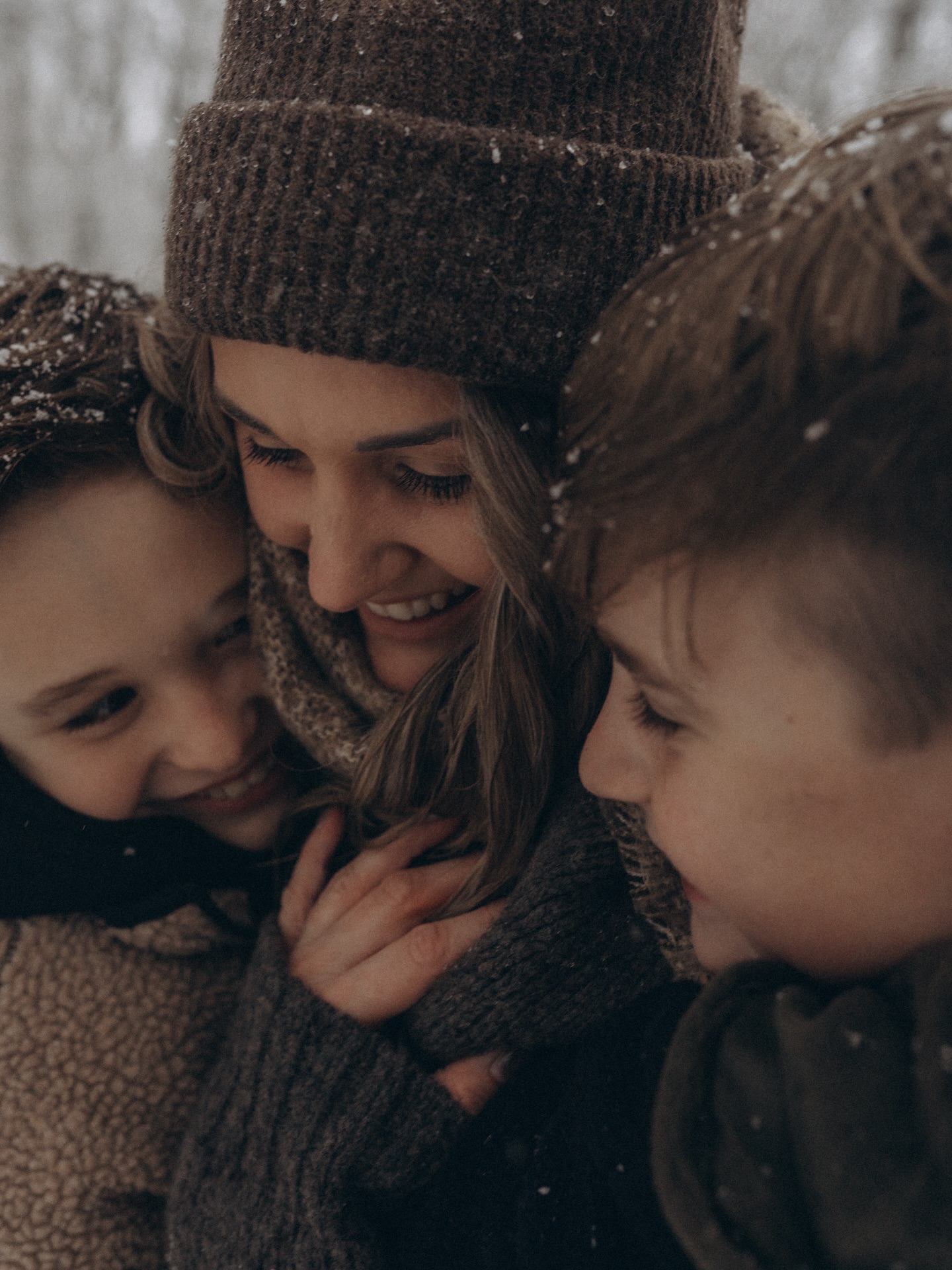 Schneebilder sind einfach so schön und mittlerweile so besonders!
Während es in meiner Kindheit „normal“ war das es im Winter schneit, haben meine eigene Kinder schon mehrere Winter mit kaum Schnee erlebt und für sie ist es gar nicht mehr so normal.
Umso schöner diese tollen Schneemomente gemeinsam festzuhalten. Dieses Wochenende bietet sich nochmal die Chance dafür, ich freue mich riesig darauf!
Folge @soulmom.era @soulmom.era @soulmom.era
SEO | Bilder im Schnee, Schneebilder, Wintershooting, Bilder mit Kindern, Motherhood Photo, Motherhood Fotografin