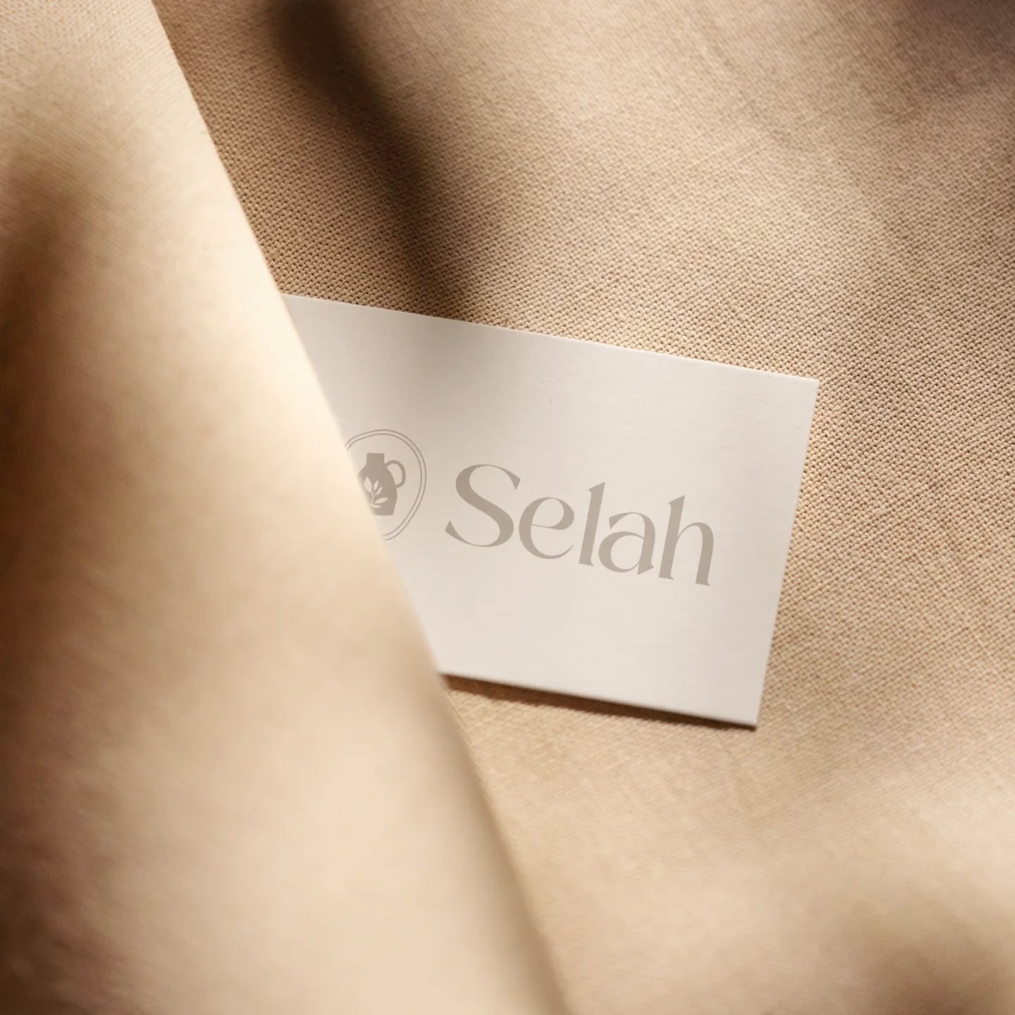 Selah.
Wat bijzonder om deel uit te mogen maken van het begin van de reis van massagesalon Selah. Een nieuw hoofdstuk, gedragen door een nieuwe huisstijl en een helder, krachtig verlangen: rust, aanraking en herstel.
💛✍️ Tijdens een persoonlijk gesprek kreeg ik de ruimte om te luisteren naar het hart van Lianne. Haar woorden, visie en verhaal vormden het vertrekpunt van het creatieve proces. Daarnaast liet ik mij inspireren door de ruimte zelf. Een kruik in de hoek van de kamer trok mijn aandacht, net als de zachte, ronde vormen die overal terugkwamen. Deze elementen voelden betekenisvol en zijn uiteindelijk vertaald naar het logo en de huisstijl.
Het was een waardevol creatief proces, waarin alle indrukken en woorden die Selah omvat met zorg zijn verwerkt tot een visuele identiteit die recht doet aan de rust en Gods nabijheid waar Selah voor staat.
🕊 Het is een plek van geborgenheid en vrede. Persoonlijk en warm. Een massage hier is een zegen en een echte aanrader!
@massagebijselah
#huisstijl #logodesign #ontwerp #massagesalon #christelijk