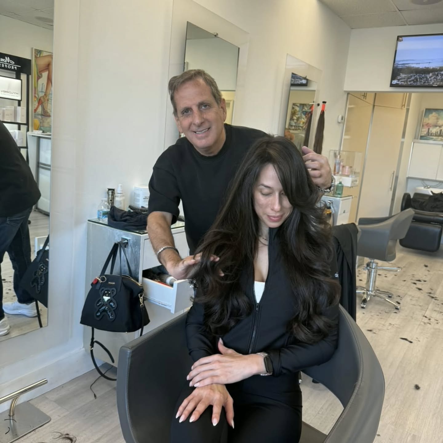 ✨ Fresh layers, flawless movement ✨
Nothing like a perfectly tailored layered haircut and a smooth, bouncy blow-dry to bring out natural beauty. Joi is absolutely glowing, and this look was all about enhancing her features while keeping it effortless and chic.
Hair by Albert 💛
Because great hair isn’t just styled — it’s crafted.
#layeredhaircut #blowdryperfection #HairByAlbert #healthyhair #salonglowup
EffortlessBeauty hair transformation At AG Hair Salon
hairnearme hairinhollywood ✨