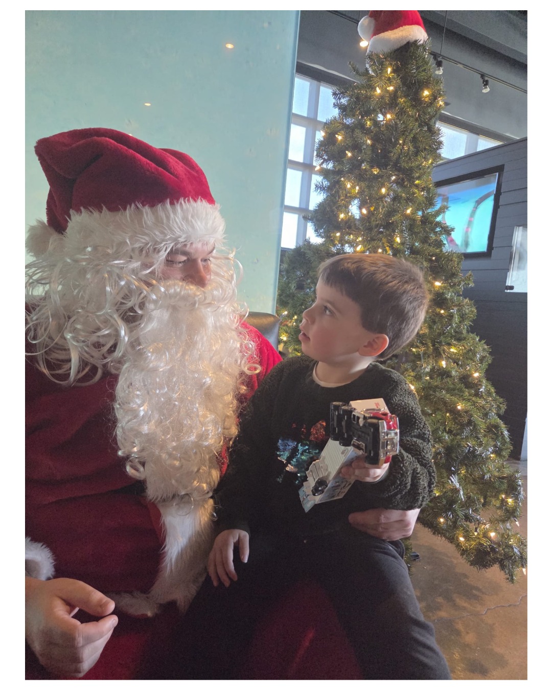 Children’s Christmas Party🎄
Big smiles and holiday cheer at @shoelessjoeshamilton with Santa!
🐝 #HamiltonHornetsRugby #HamOnt #Rugby