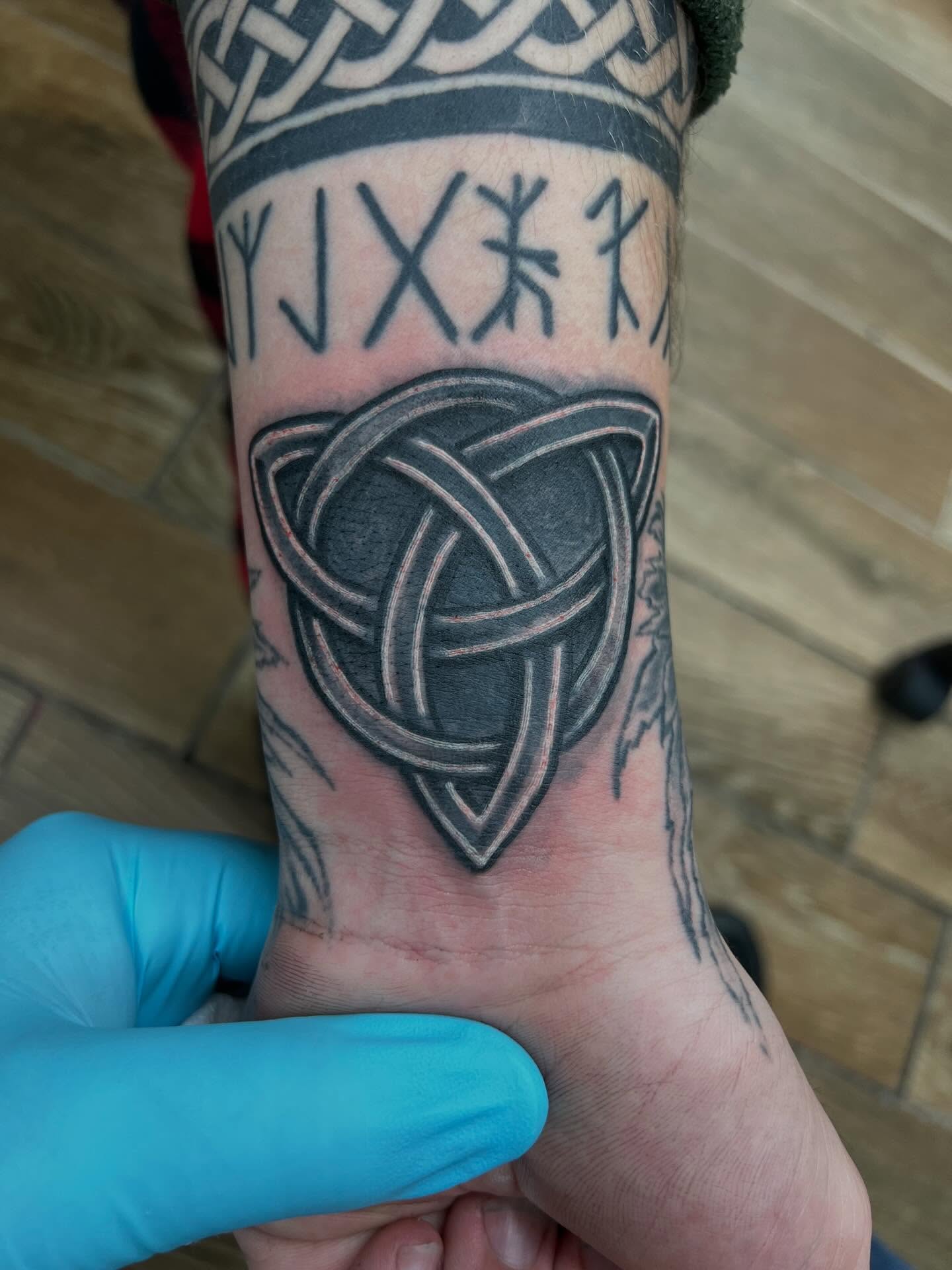 Did a fun re-work/cover up, along with some other cool tattoos for walk in day… thanks for looking #tattoo #tattoos #coveruptattoo